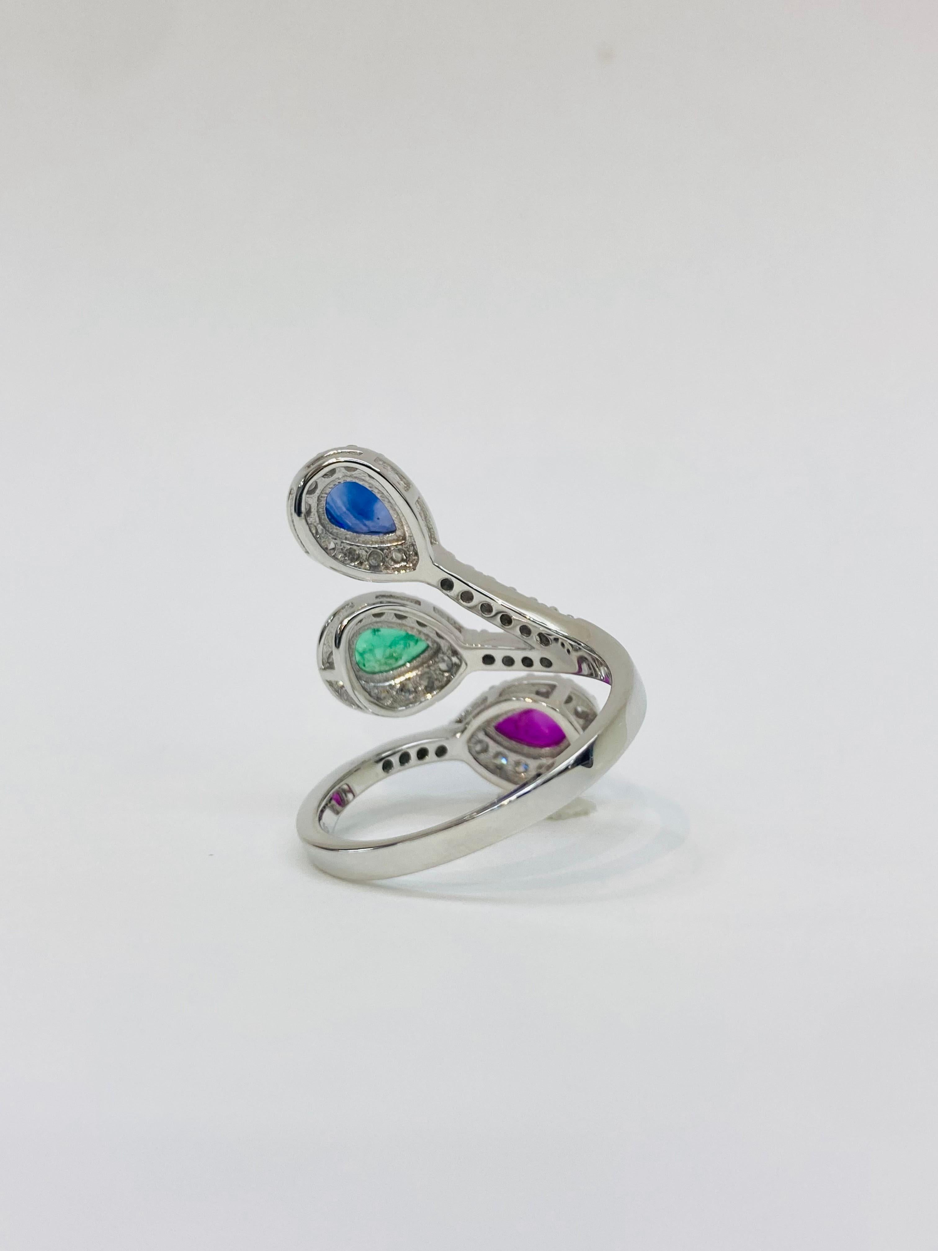 Bochic 3 Farbe Vintage Rubin, Smaragd, Saphire 18K Gold & Diamant-Cluster-Ring. im Zustand „Neu“ im Angebot in New York, NY