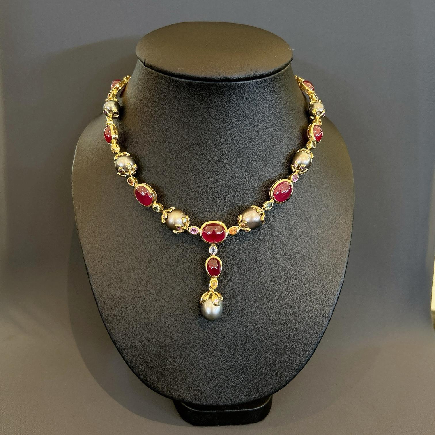 Taille cabochon Collier baroque Bochic en or et argent 18 carats serti de rubis, perles et saphirs en vente