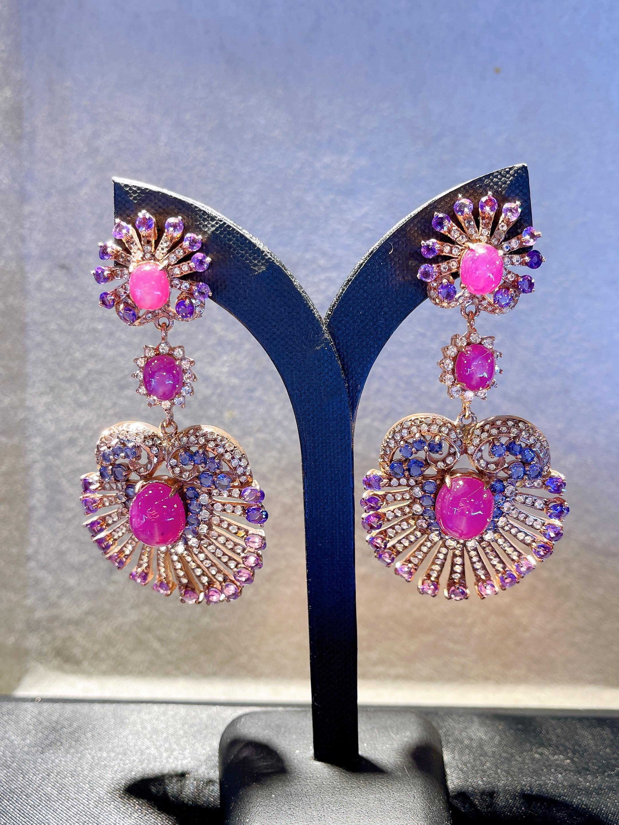 Taille brillant Boucles d'oreilles Bochic Capri en argent et or 22 carats, rubis, améthyste, tanzanite et topaze en vente