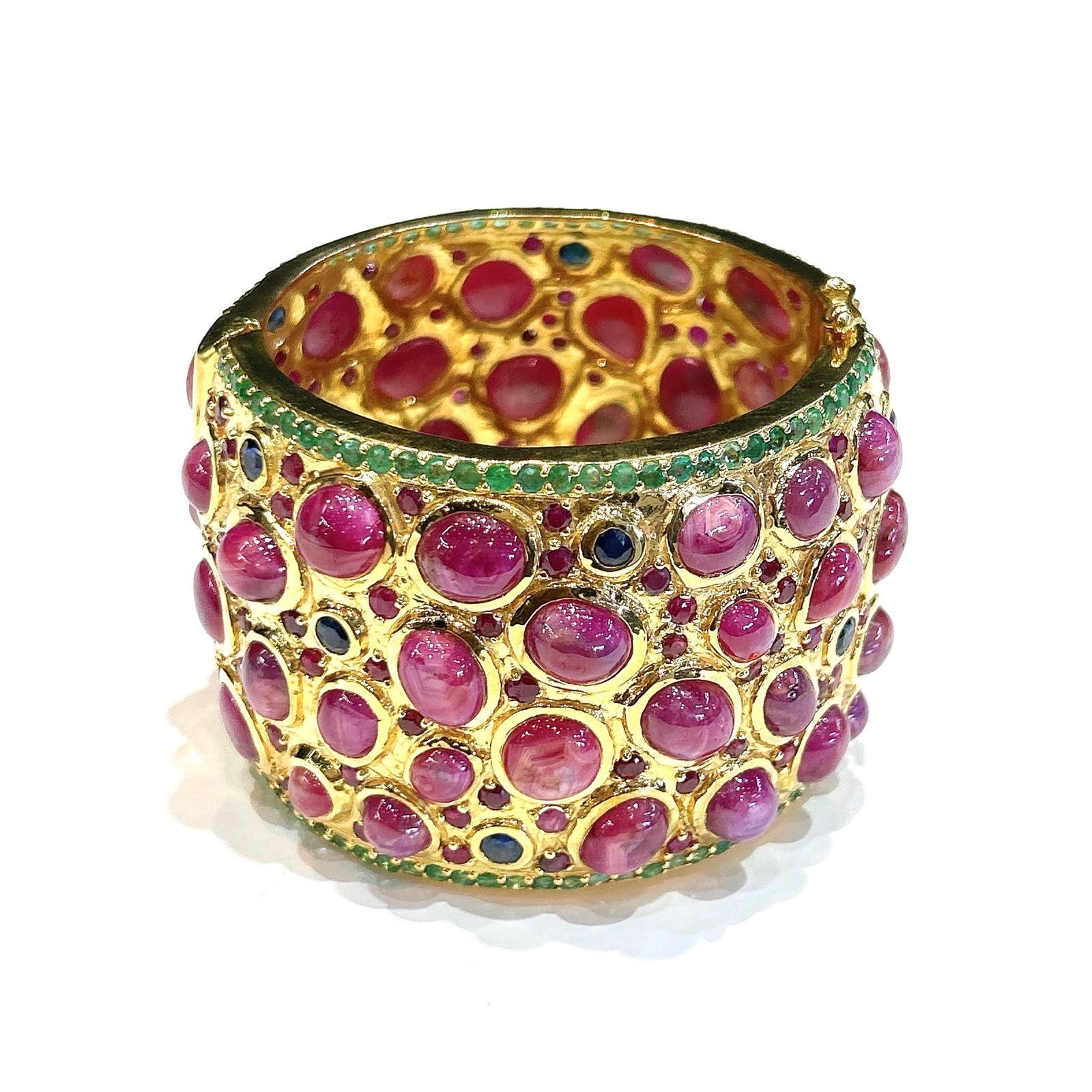 Bochic Capri 167 Karat Multi Rubin & Smaragd Manschette in 18K Gold & Silber gefasst im Angebot 4