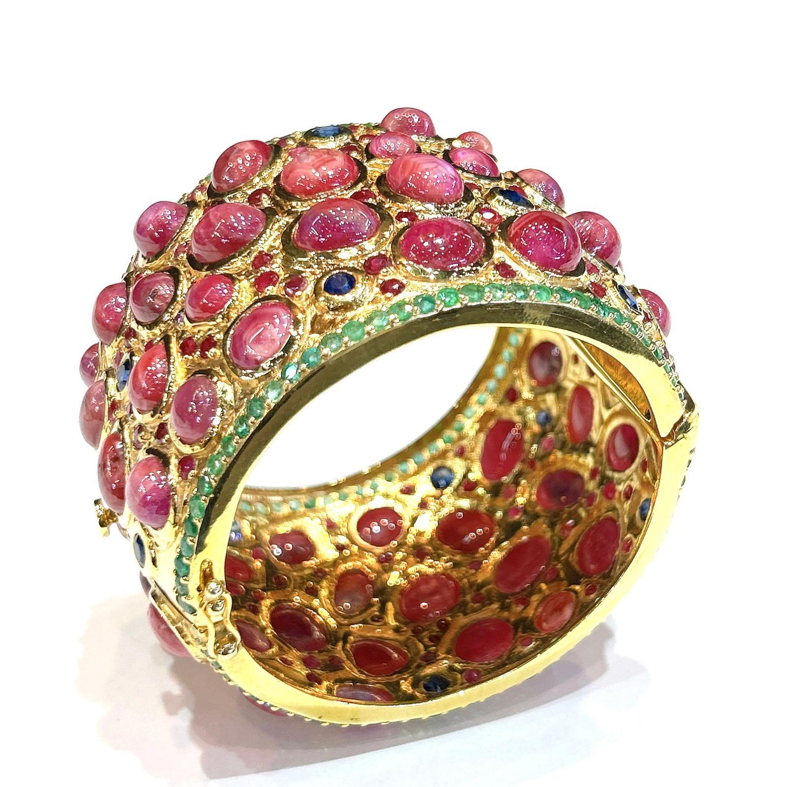 Bochic Capri 167 Karat Multi Rubin & Smaragd Manschette in 18K Gold & Silber gefasst im Angebot 6