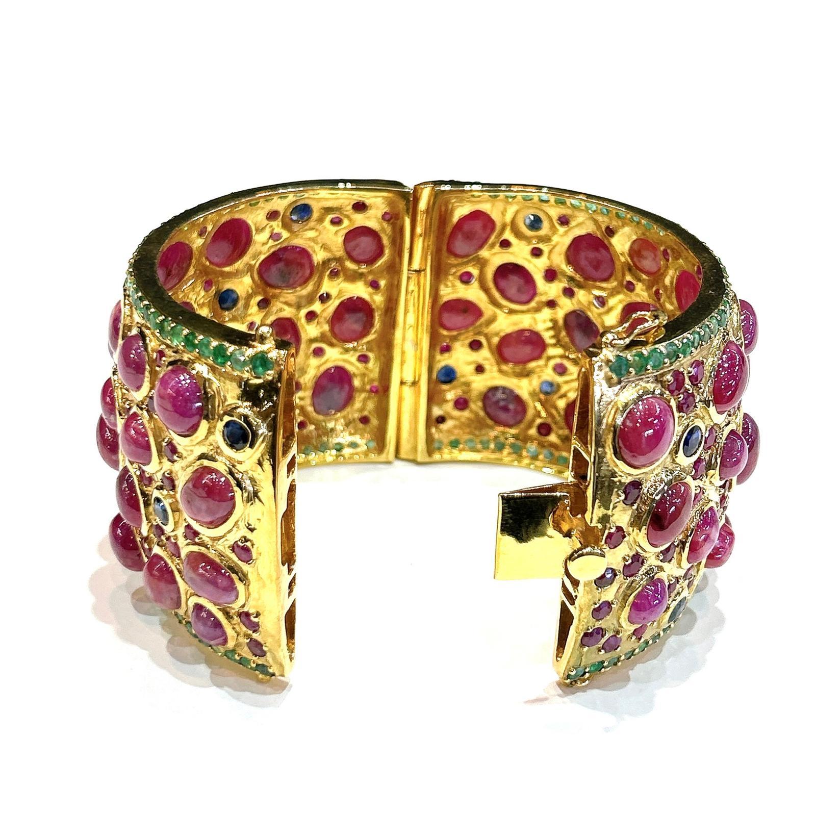 Bochic Capri 167 Karat Multi Rubin & Smaragd Manschette in 18K Gold & Silber gefasst für Damen oder Herren im Angebot
