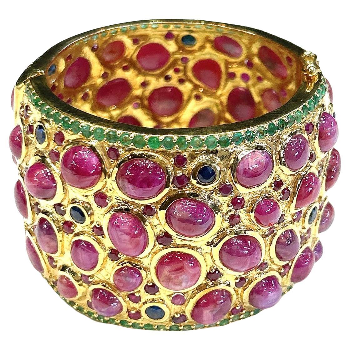 Brazalete Bochic "Capri" de 167 quilates, oro de 18 quilates y plata, con múltiples rubíes y esmeraldas