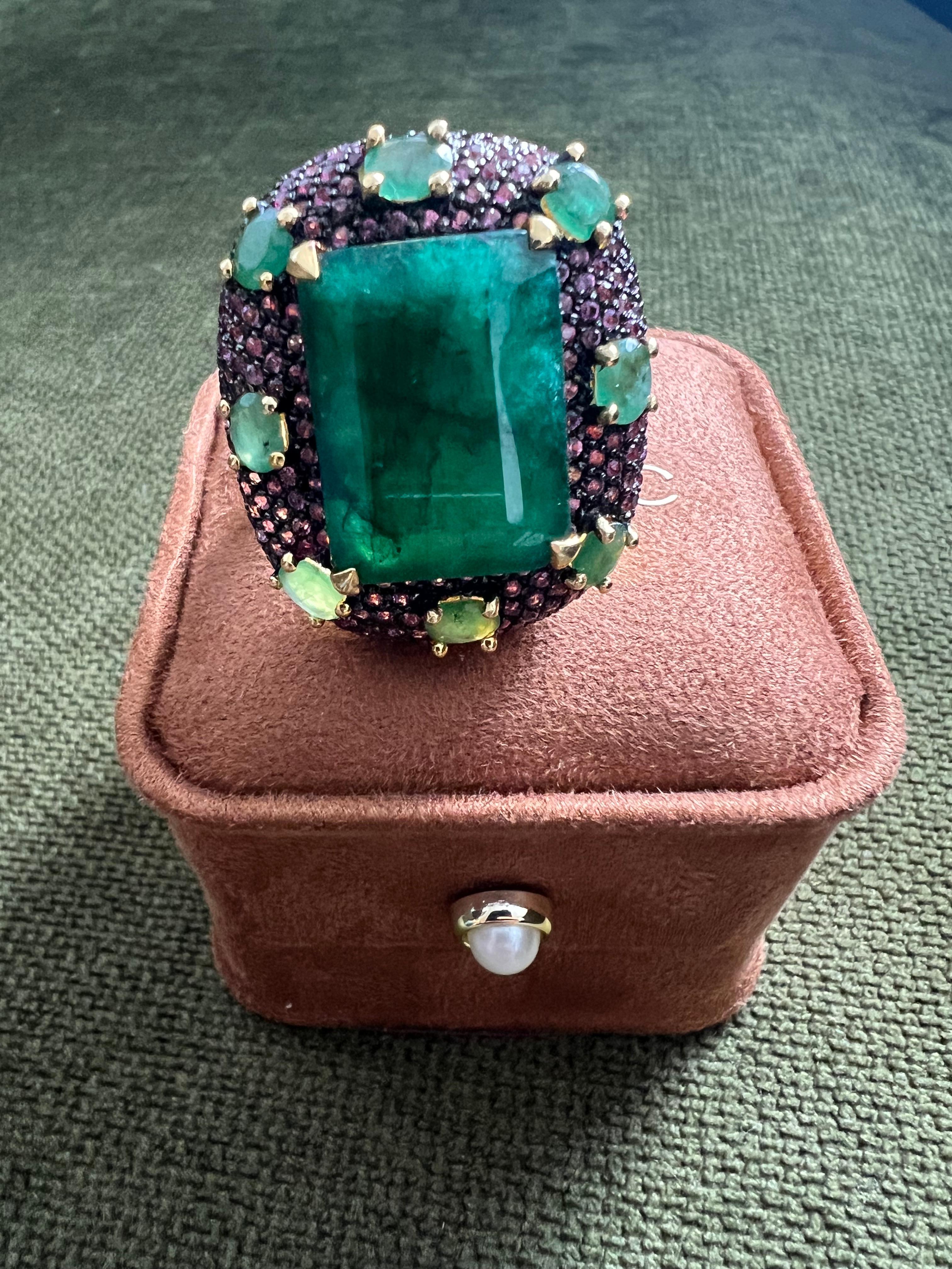 Art Deco Bochic “Capri” 20 Carat Emerald & Pink Fancy Sapphire Ring Set 18K Gold & Silver For Sale