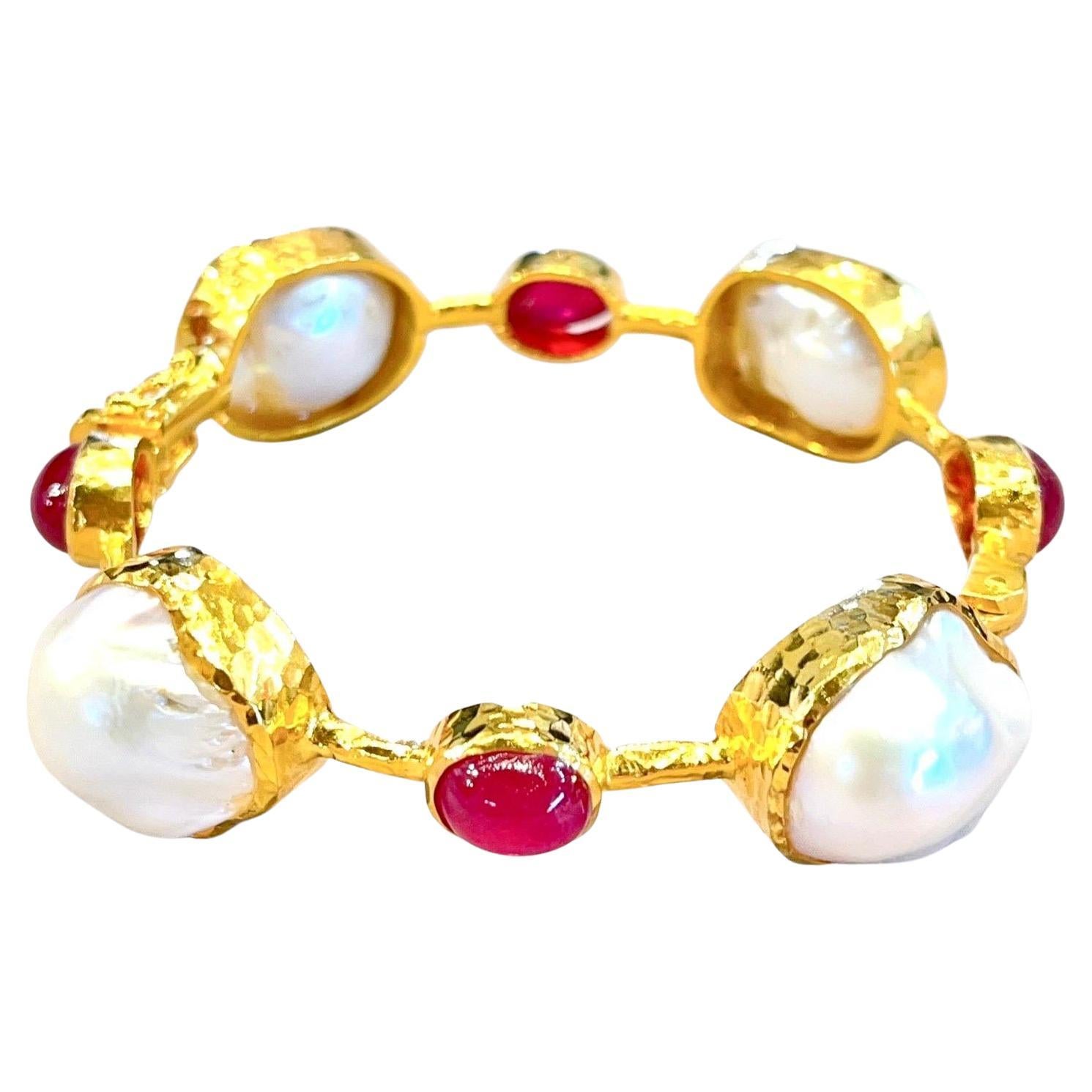 Brazalete Bochic "Capri" barroco de perlas del mar del sur y rubíes engastados en oro de 22k y plata