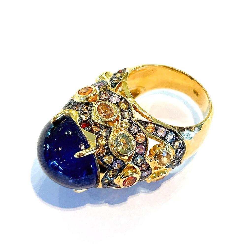 Bochic Capri-Ring aus 18 Karat Gold und Silber mit blauen und mehrfarbigen Saphiren 
Natürlicher blauer Saphir Cabochon - 12 Karat 
Natürliche mehrfarbige Saphire, runde und ovale Brillantformen - 7 Karat 

Dieser Ring aus der 