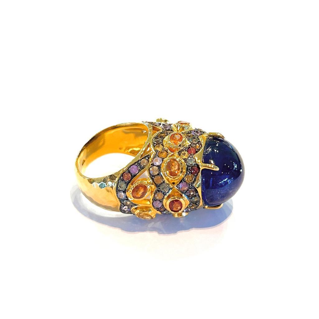 Bochic Capri-Ring aus 18 Karat Gold und Silber mit blauen und mehrfarbigen Saphiren  (Barock) im Angebot