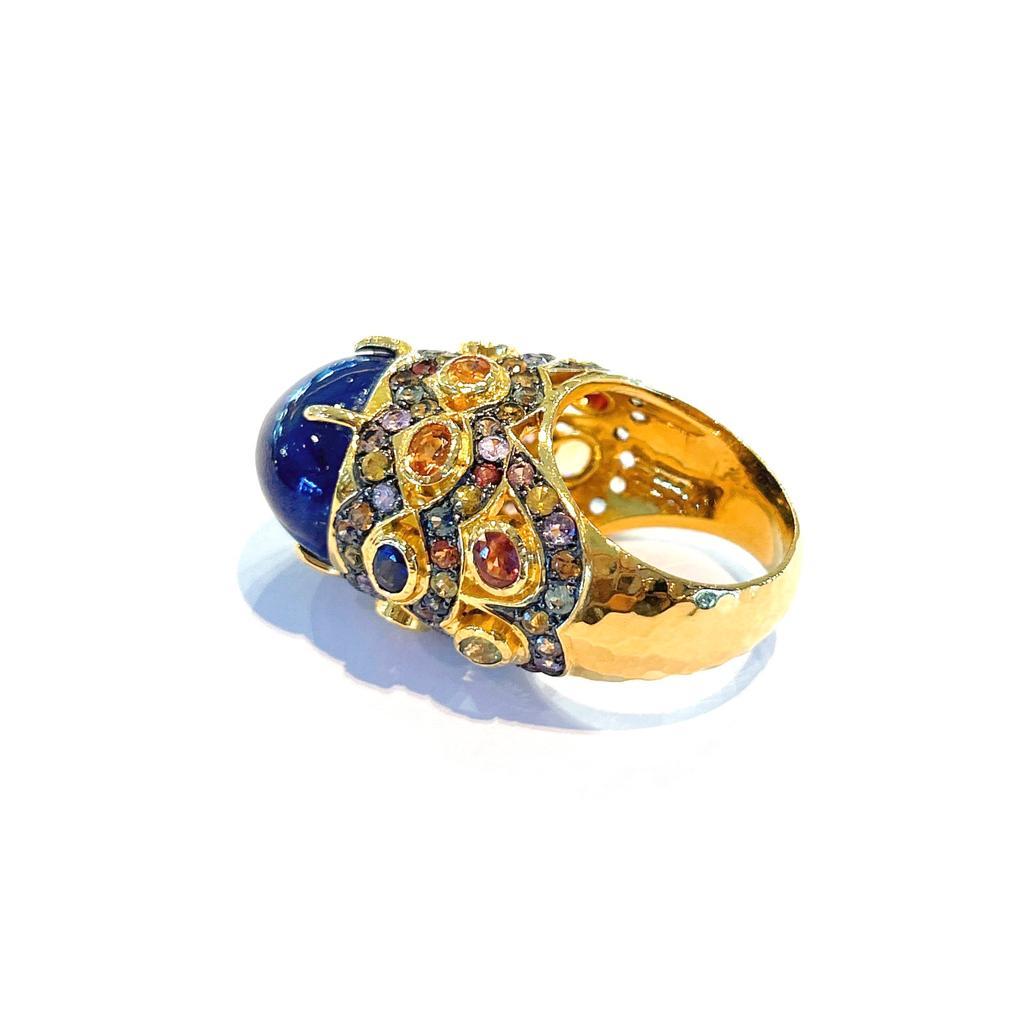 Bochic Capri-Ring aus 18 Karat Gold und Silber mit blauen und mehrfarbigen Saphiren  (Brillantschliff) im Angebot