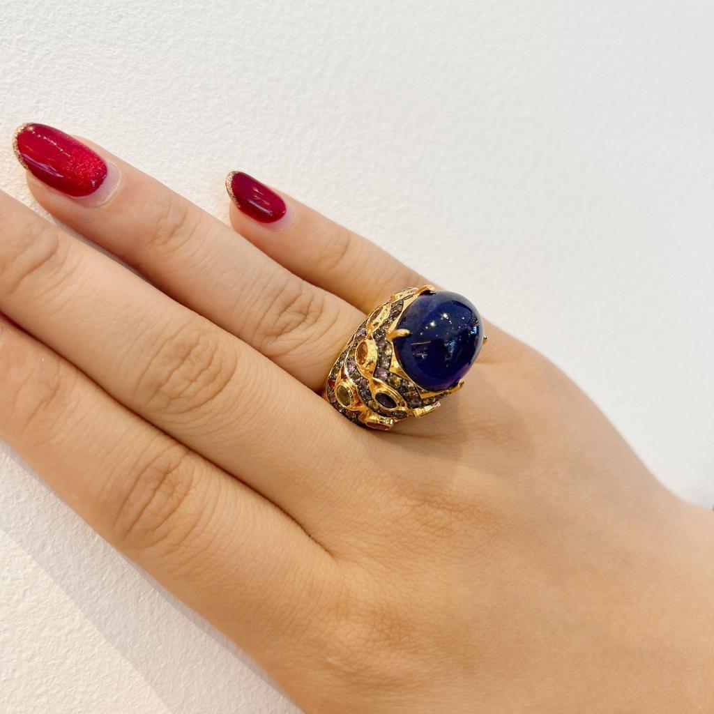 Bochic Capri-Ring aus 18 Karat Gold und Silber mit blauen und mehrfarbigen Saphiren  Damen im Angebot