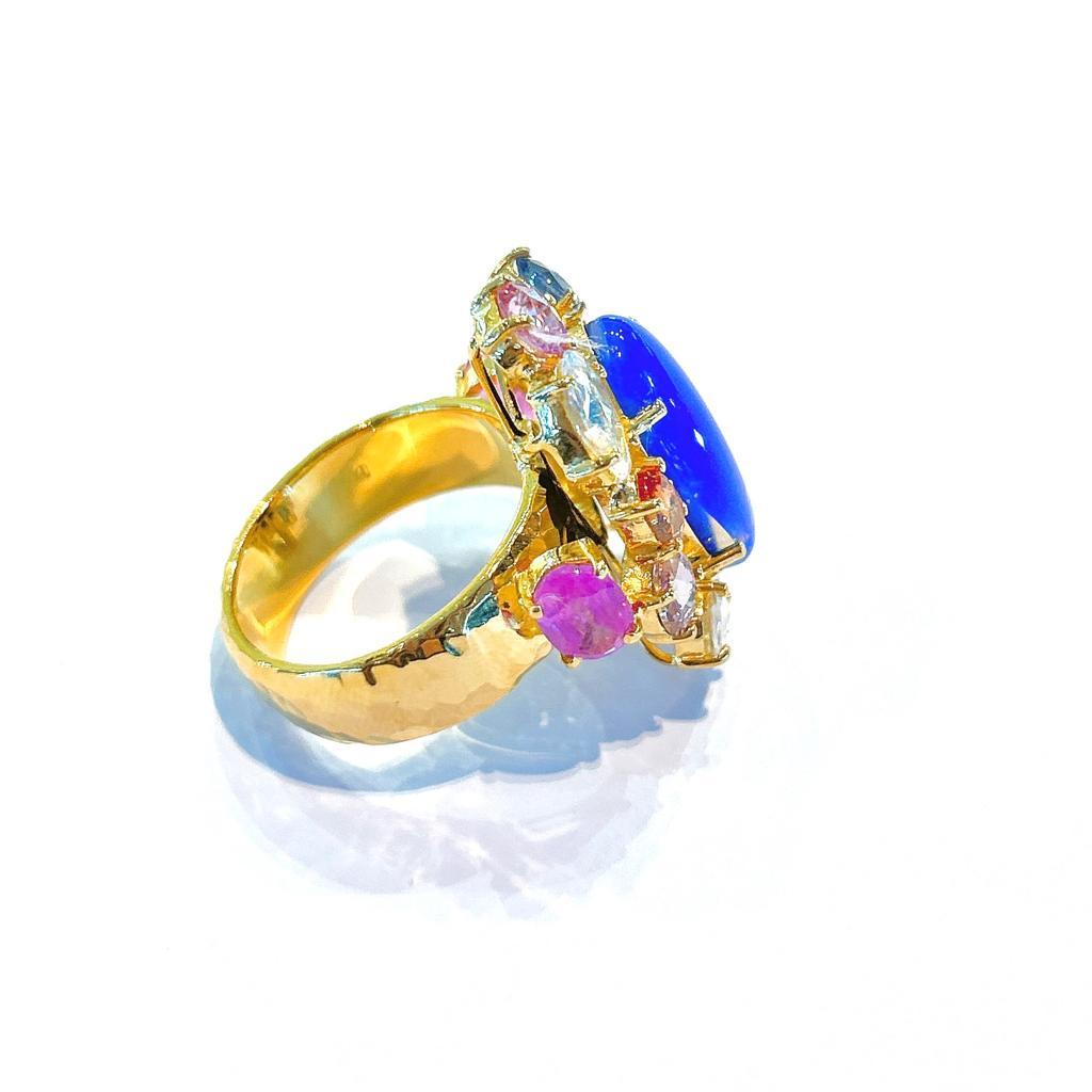 Bochic Capri Ring aus 18 Karat Gold und Silber mit blauem Opal und mehrfarbigem Saphir 
Natürlicher blauer Opal-Cabochon - 12 Karat 
Natürlicher mehrfarbiger Rosenschliff  Saphire, runde, brillante Formen - 11 Karat 

Dieser Ring aus der 