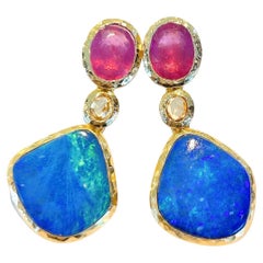 Boucles d'oreilles Bochic Capri en or et argent 22 carats avec opale bleue, rubis et saphirs