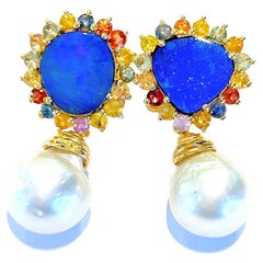 Bochic Boucles d'oreilles Capri en or 22 carats et argent avec opale bleue, saphir et poire des mers du Sud