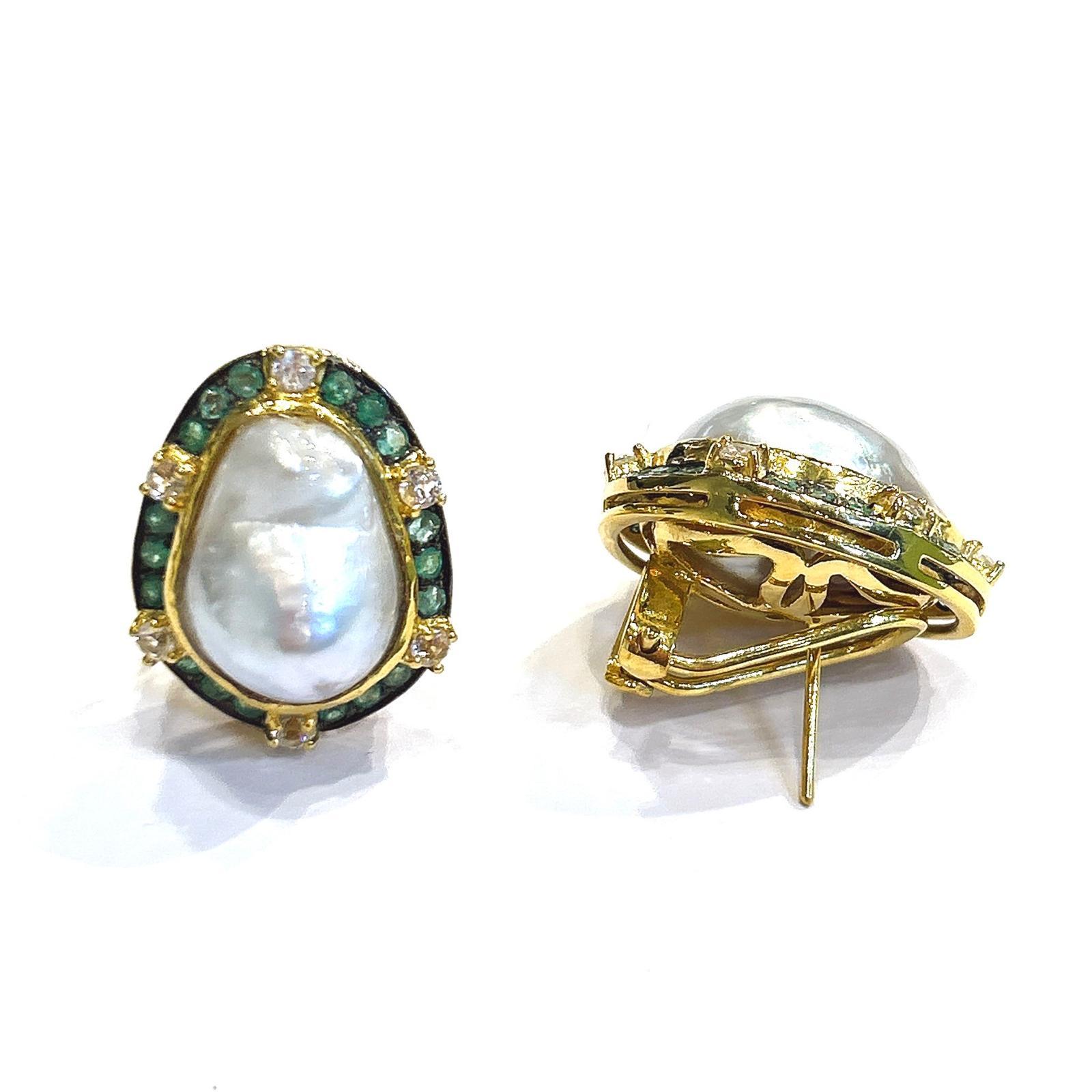 Bochic “Capri” Classic, Emerald, Topaz & Pearl Earrings Set In 18K Gold & Silver

Emerald Natural - 2 Carats 
White Natural cut Topaz - 1 Carats 
South sea Baroque Pearls Whit color with Silver tone 

The earrings from the 