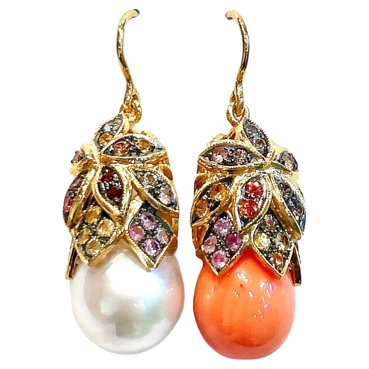 Juego de pendientes Bochic "Capri" de coral, perla y zafiro talla rosaOro y plata de 18 quilates
