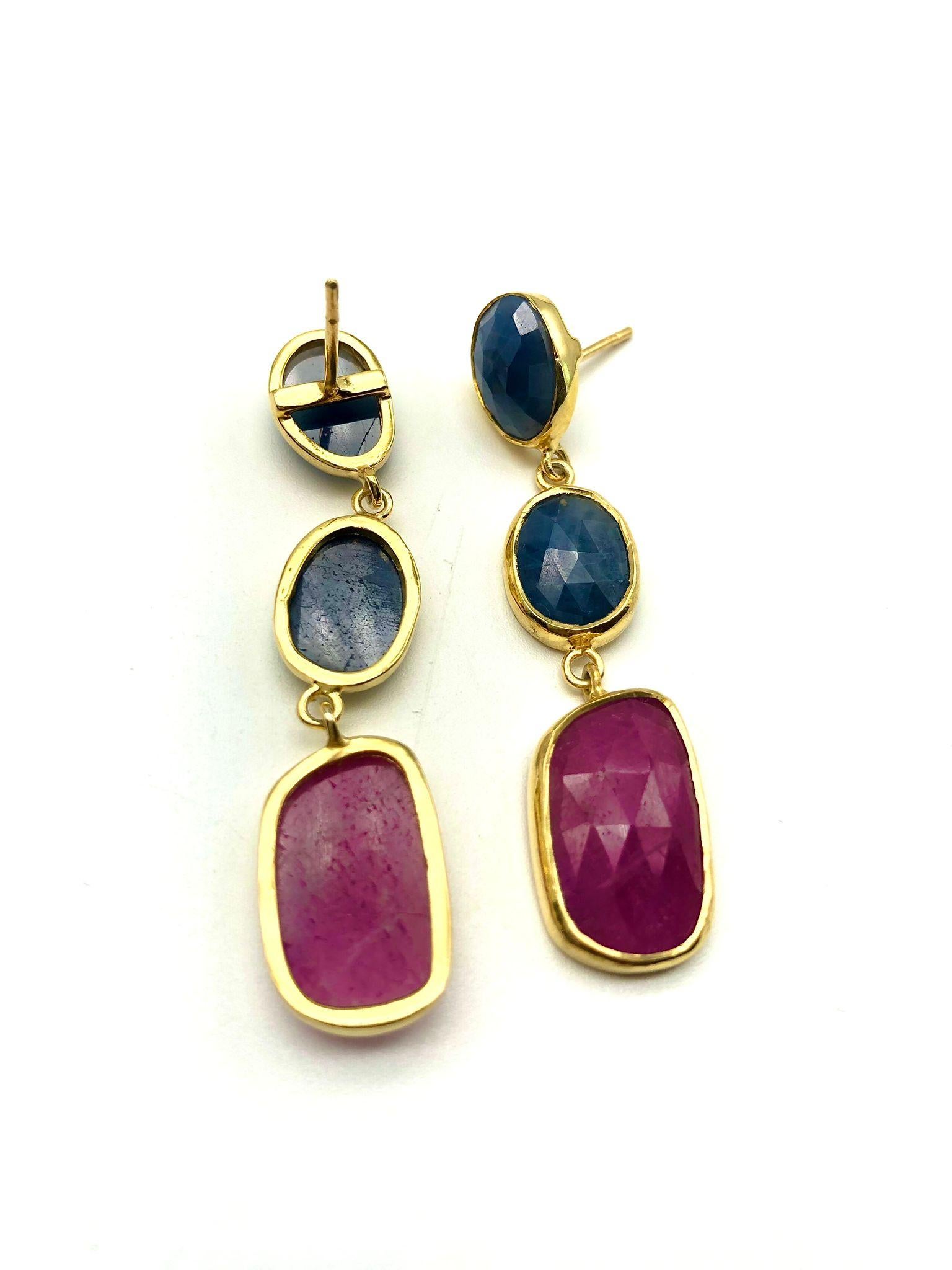 Bochic “Capri” Emerald, Ruby & Multi Rough Cut Sapphire Earrings Set In 18K Gold In New Condition For Sale In New York, NY