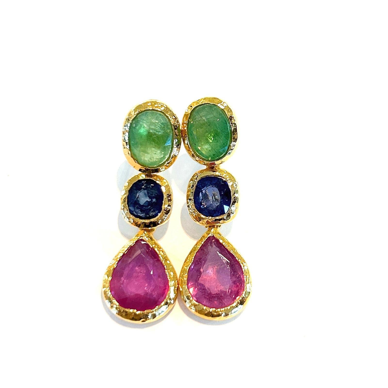 Bochic Capri-Ohrringe aus 22 Karat Gold und Silber mit Smaragd, Rubin und Saphir im Zustand „Neu“ im Angebot in New York, NY