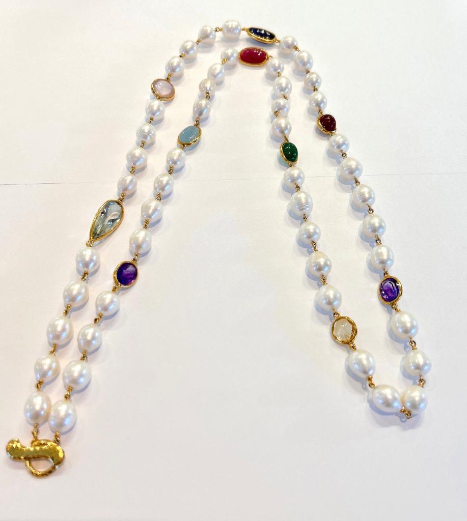 Baroque Collier Bochic Capri en perles d'eau douce, rubis, saphirs, aigues-marines et pierres précieuses mélangées en vente
