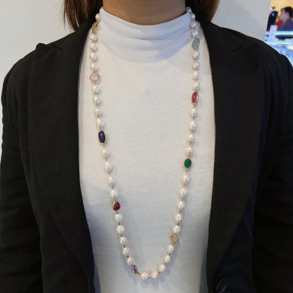 Collier Bochic Capri en perles d'eau douce, rubis, saphirs, aigues-marines et pierres précieuses mélangées en vente 3