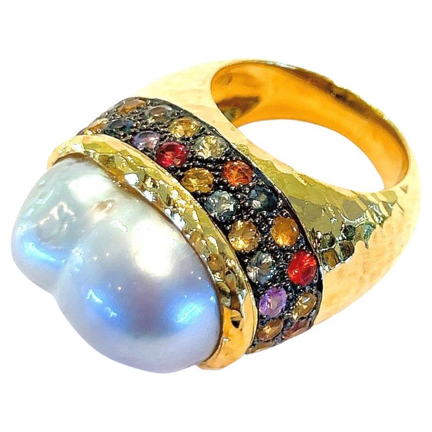Bochic Capri Mehrfarbiger Saphir- und Perlenring aus 18 Karat Gold und Silber 
Barocke weiße Perle mit rosa/silbernem Farbton
Mehrfarbige natürliche Saphire aus Sri Lanka, runde brillante Formen - 2,5 Karat 
Dieser Ring aus der 