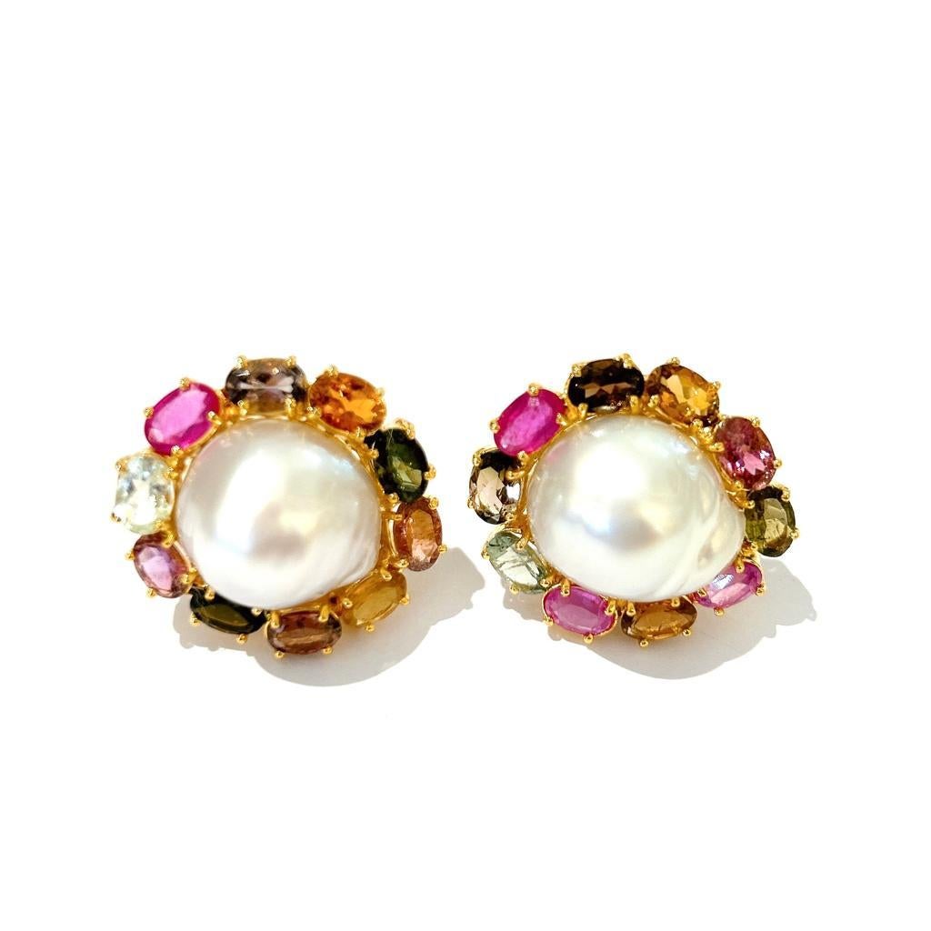 Bochic Capri-Ohrringe aus 18 Karat Gold und Silber mit mehreren Edelsteinen und Südseeperlen  für Damen oder Herren im Angebot