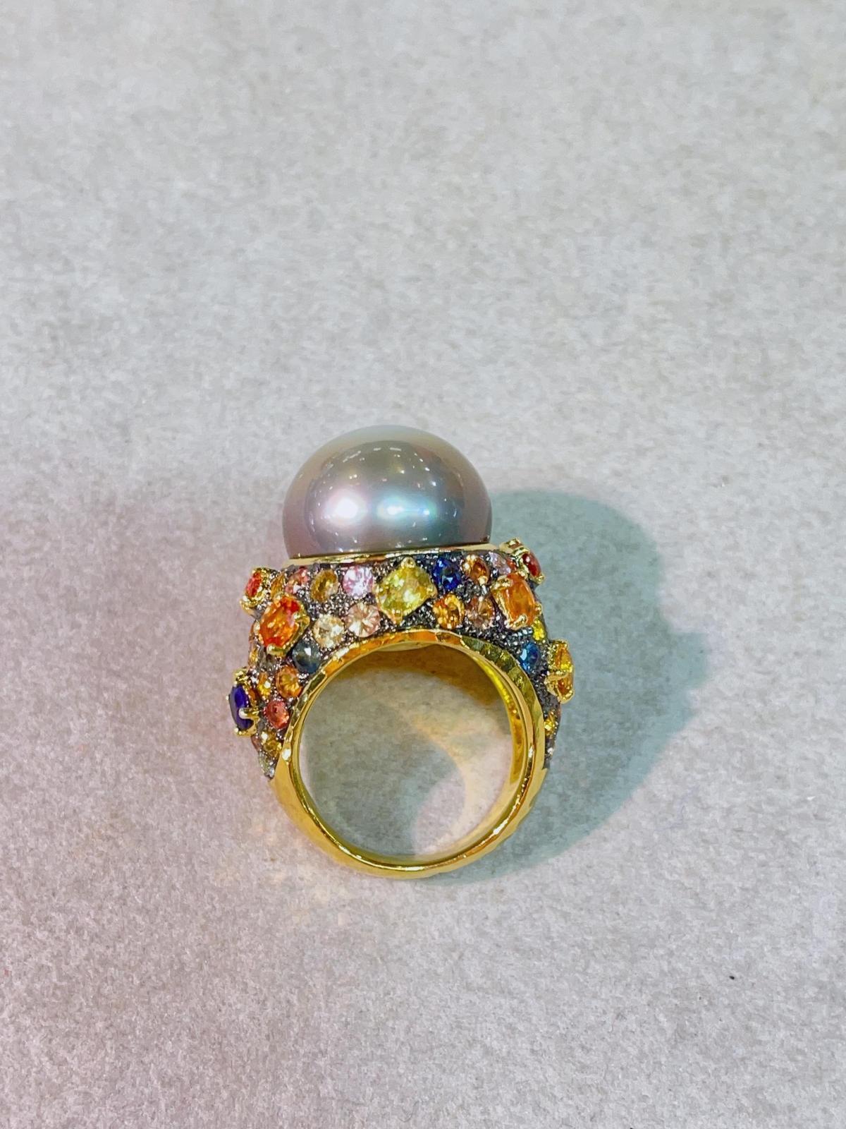 Bochic Capri Ring aus 18 Karat Gold und Silber mit mehreren Saphiren und Tahiti-Perlen  (Brillantschliff) im Angebot