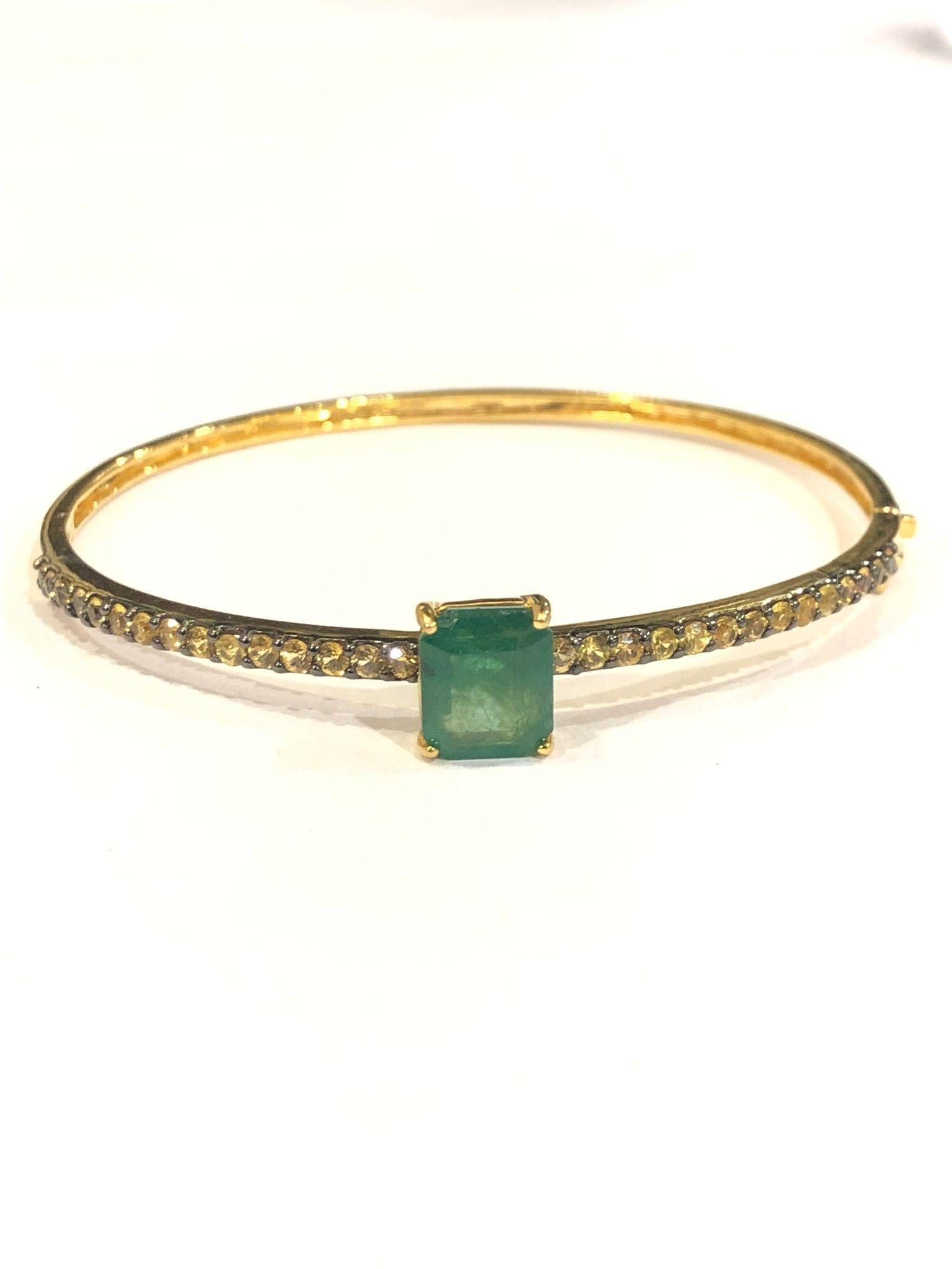 Bochic “Capri” Natural Emerald Bracelet Set In 18K Gold & Silver

Natural Emerald Shape Emerald
5 Carats
Natural Round Brilliant Peridot 
1.00 Carats 

Perfect for stacks or on its own. 

This Bangle is from the 
