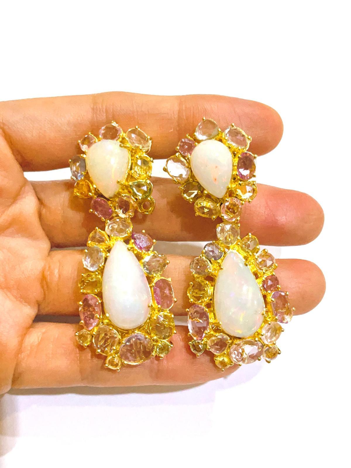 Belle Époque Boucles d'oreilles Bochic Capri en or et argent 18 carats, opale et saphirs fantaisie taille rose en vente