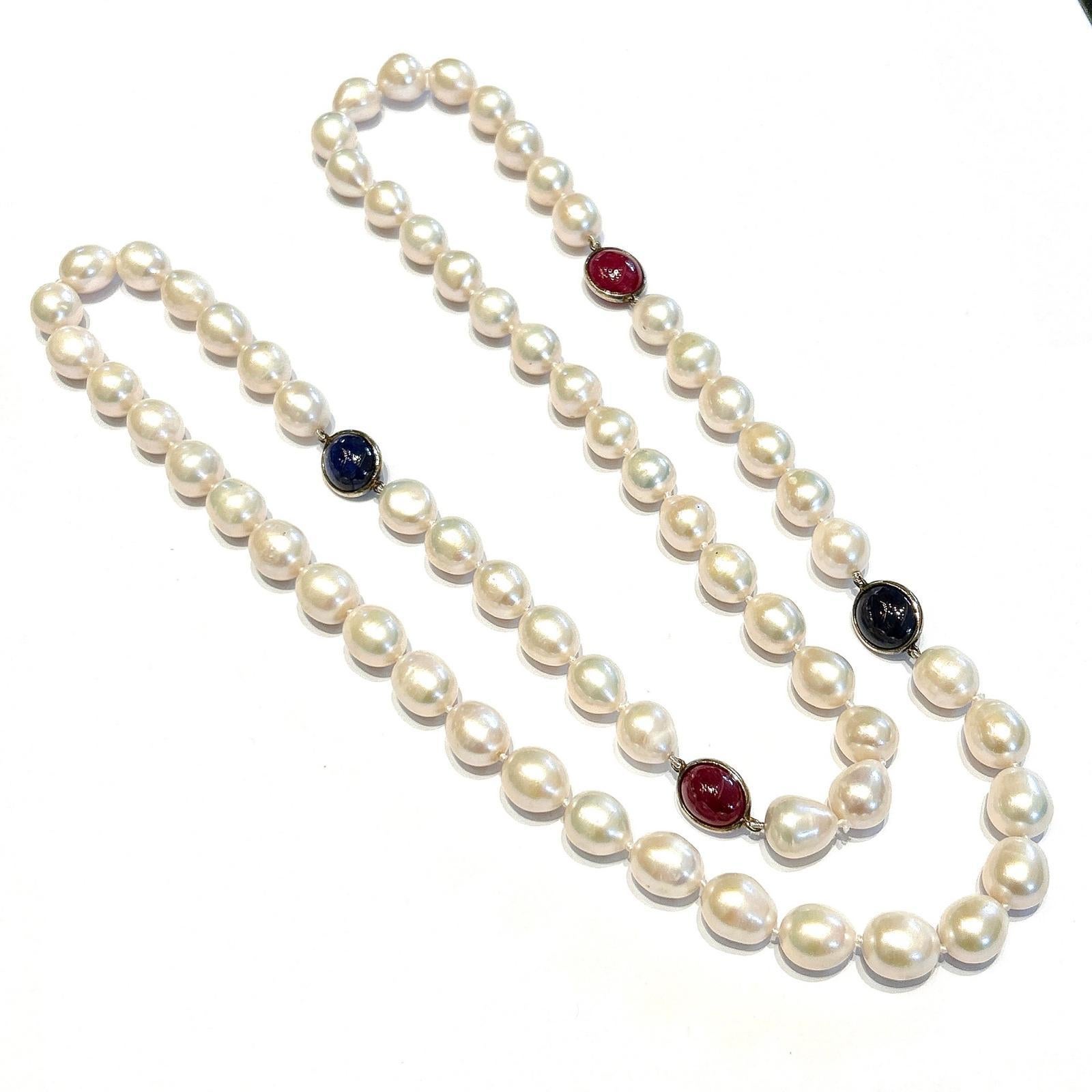 Bochic Capri Perle, blauer Saphir, roter Rubin & gemischte Edelsteine Lange Halskette (Barock) im Angebot