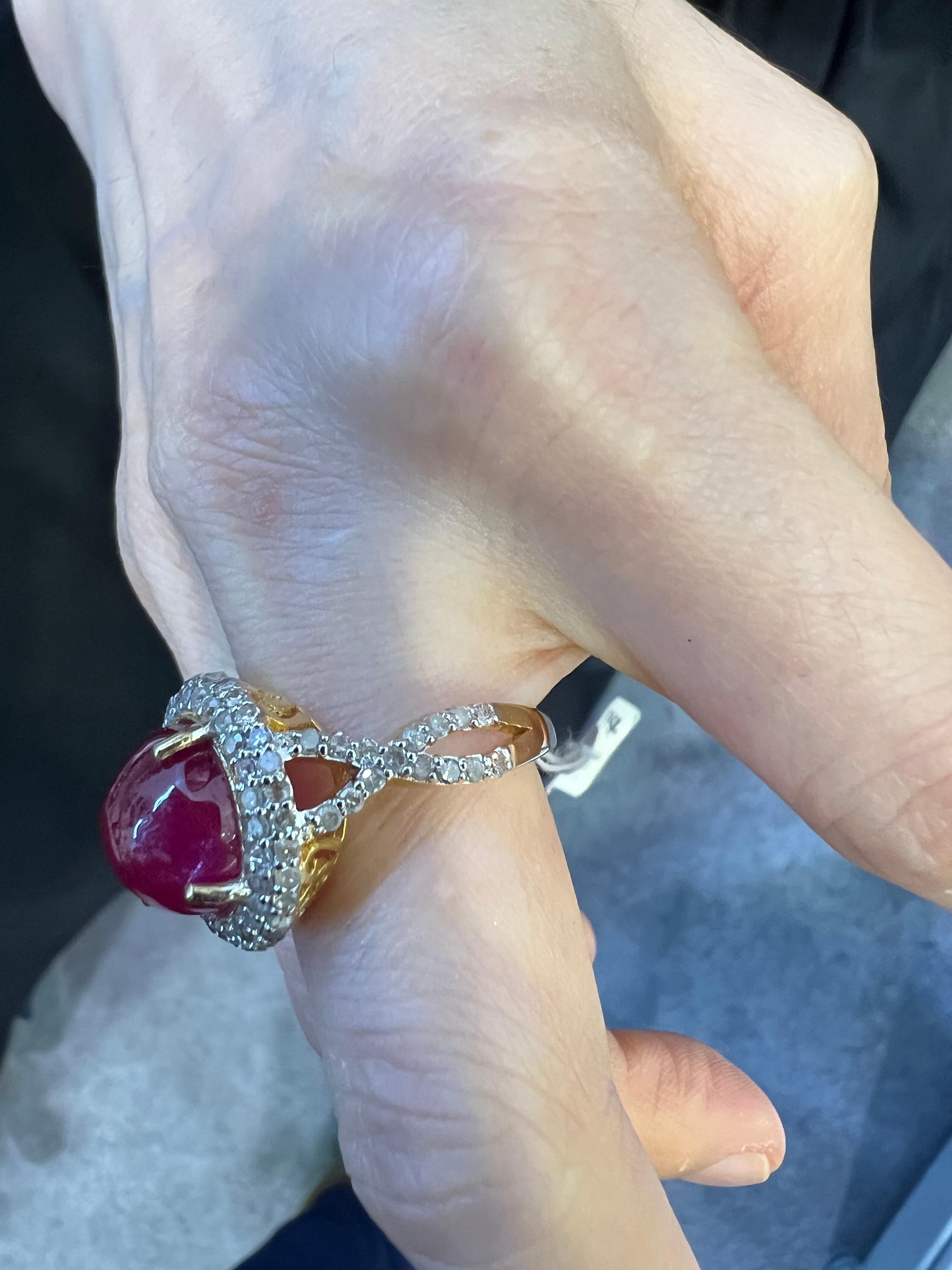 Anello da cocktail con rubino rosso e diamanti 
