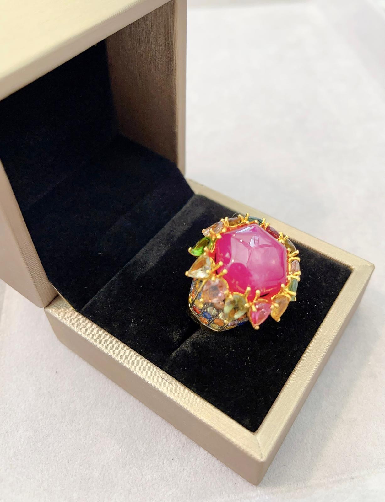 Bochic Capricocktail-Ring aus 22 Karat Gold mit rotem Capri-Rubin und mehrfarbigem Saphir im Zustand „Neu“ im Angebot in New York, NY