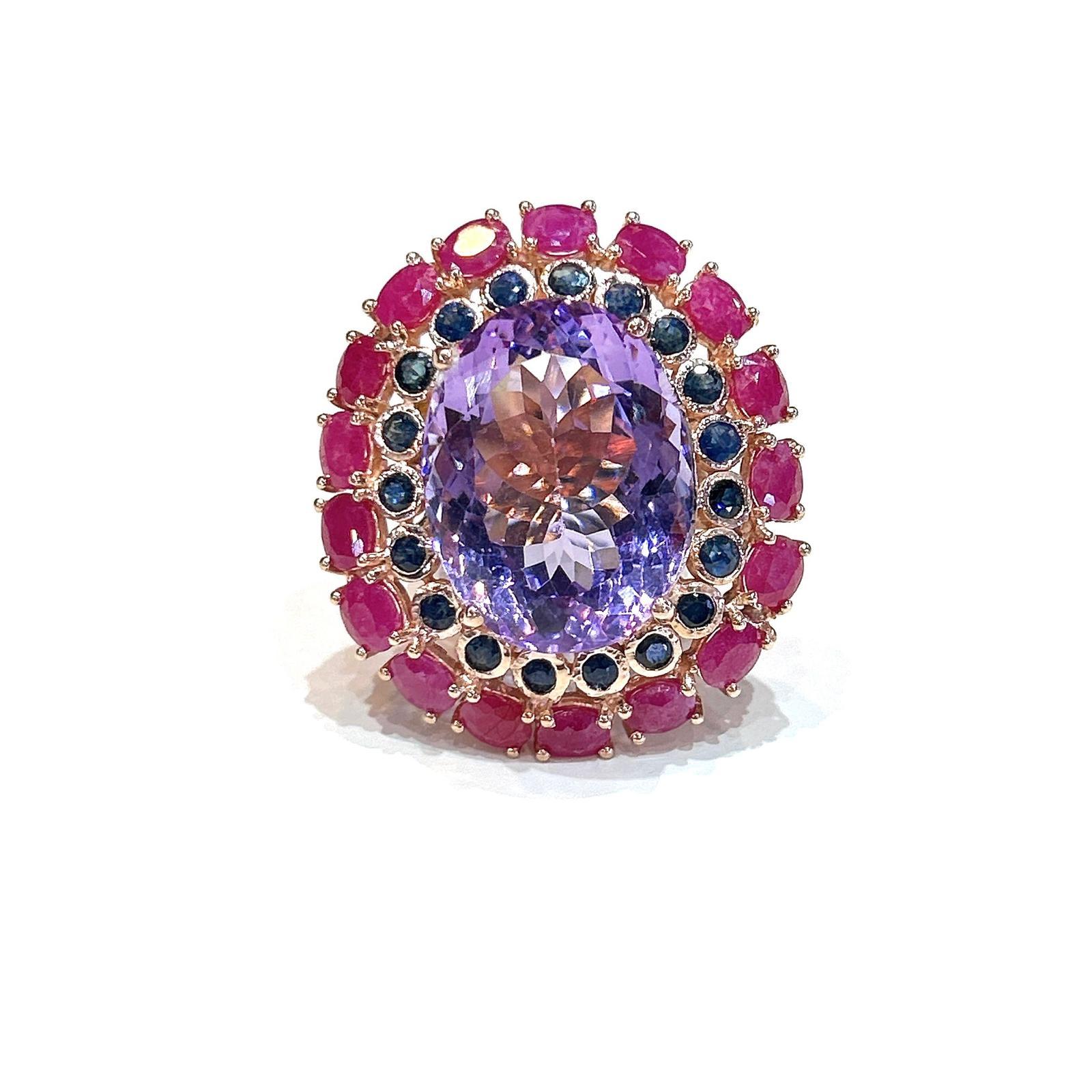 Bague Bochic Capri en or et argent 18 carats sertie de rubis, d'améthystes et de multiples saphirs 

Rubis naturel - 7,00 carats 
Saphir multiple naturel - 5400 carats 
Améthyste naturelle - 12,00 carats 

Cette bague fait partie de la collection de