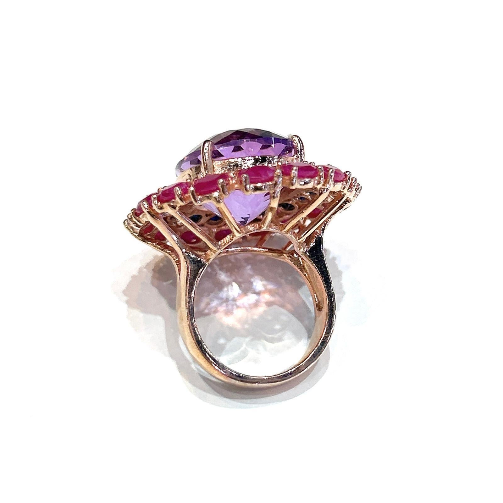 Art nouveau Bague Bochic Capri en or et argent 18 carats sertie de rubis, d'améthystes et de multiples saphirs en vente