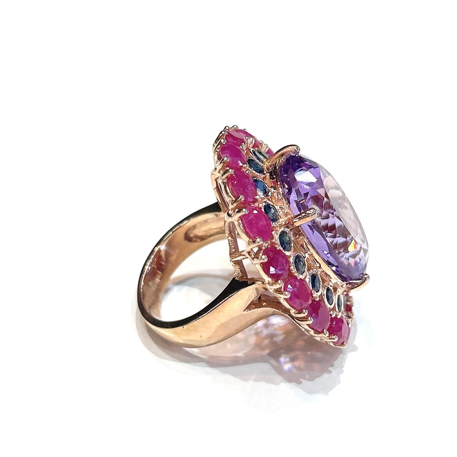 Taille ovale Bague Bochic Capri en or et argent 18 carats sertie de rubis, d'améthystes et de multiples saphirs en vente