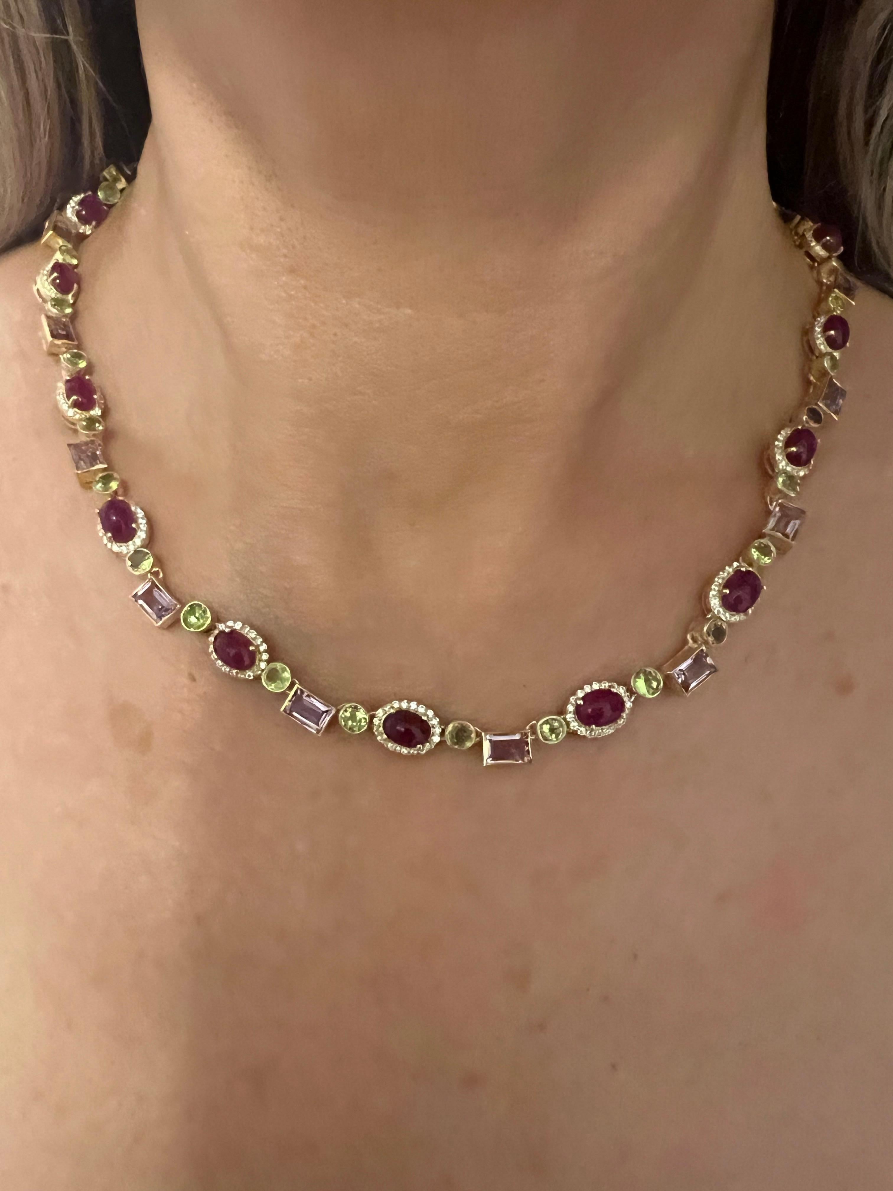 Bochic Capri Rubin, Amethyst, Peridot & Topas Halskette Set 18K Gold & Silber 

Elegant und klassisch im italienischen Stil 

Natürlicher Rubin - 28 Karat 
Natürlicher Amethyst - 16 Karat 
Natürlicher Peridot - 12 Karat 
Natürlicher Weißer Topas - 5