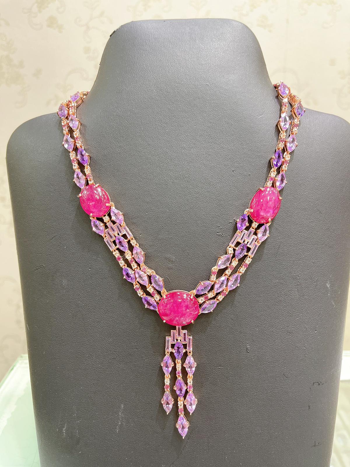 Bochic Capri Rubin, Amethyst und weißer Topas  Halskette aus 18K Gold & Silber 

Rubin - 31 Karat 
Weißer Topas - 4 Karat 
Lila Amethyst -16 Karat 

Die Bochic 