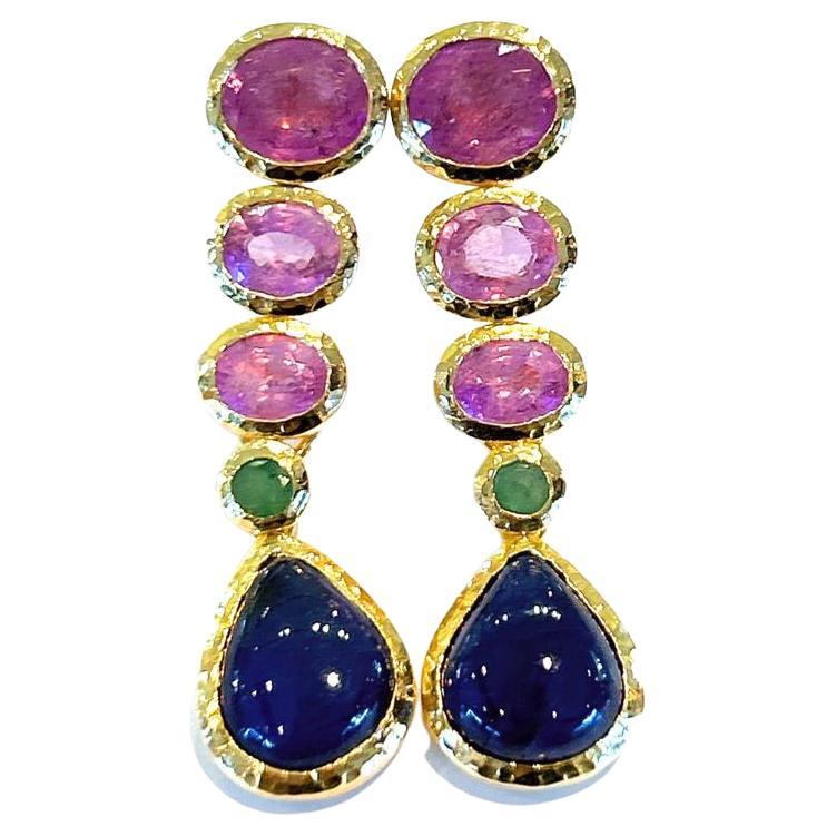 Boucles d'oreilles pendantes Capri, rubis, saphir bleu et émeraude, serties d'or 22 et de sil...