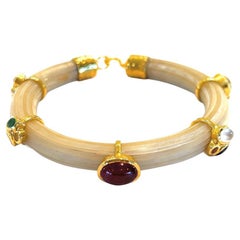 Bracelet jonc Bochic Capri en or et argent 18 carats serti de rubis, émeraudes et pierres de lune 