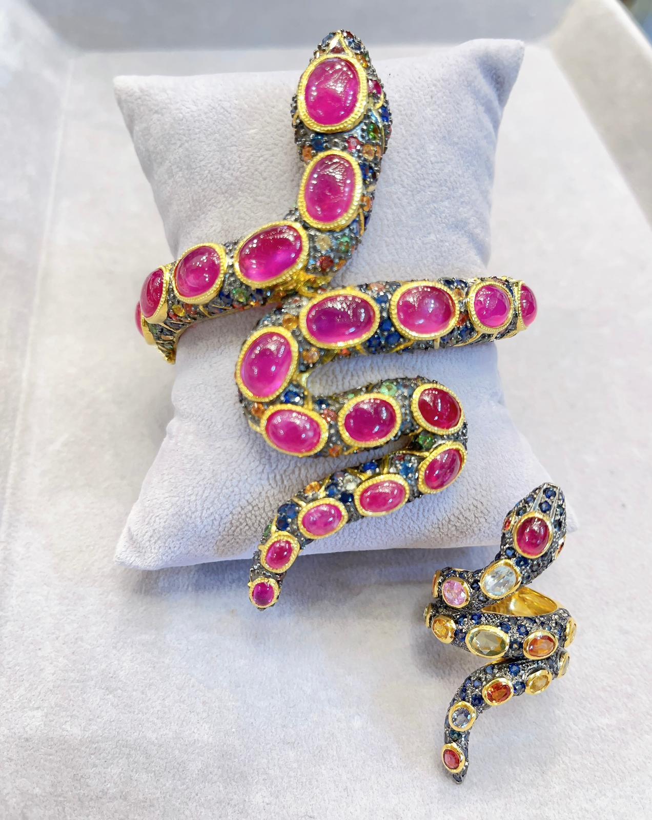 Taille cabochon Bracelet jonc Bochic Orient serpent fantaisie en or et argent 18 carats serti de saphirs et de rubis  en vente