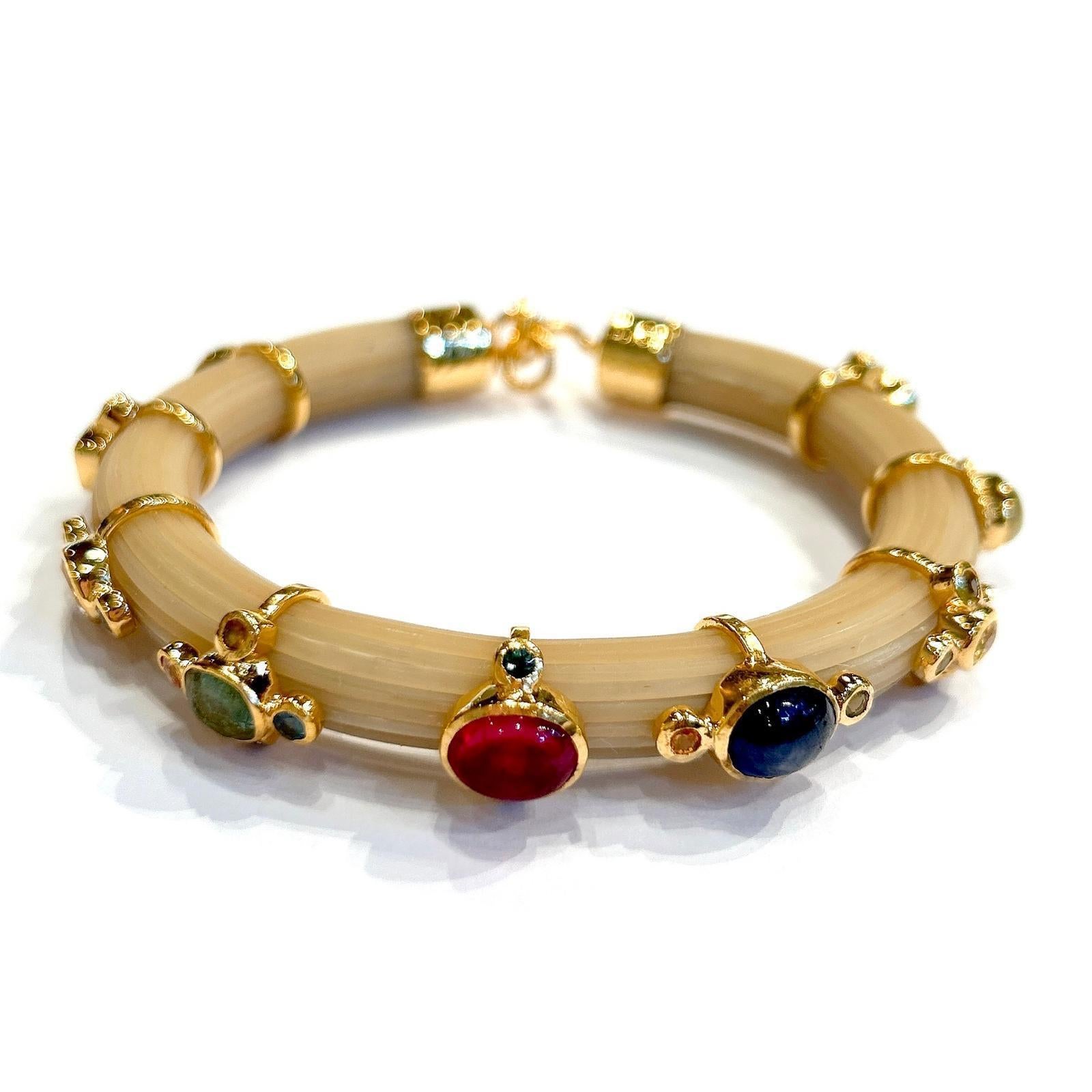 Set di bracciali con rubini e zaffiri multicolore in oro e argento 18 carati di Bochic 