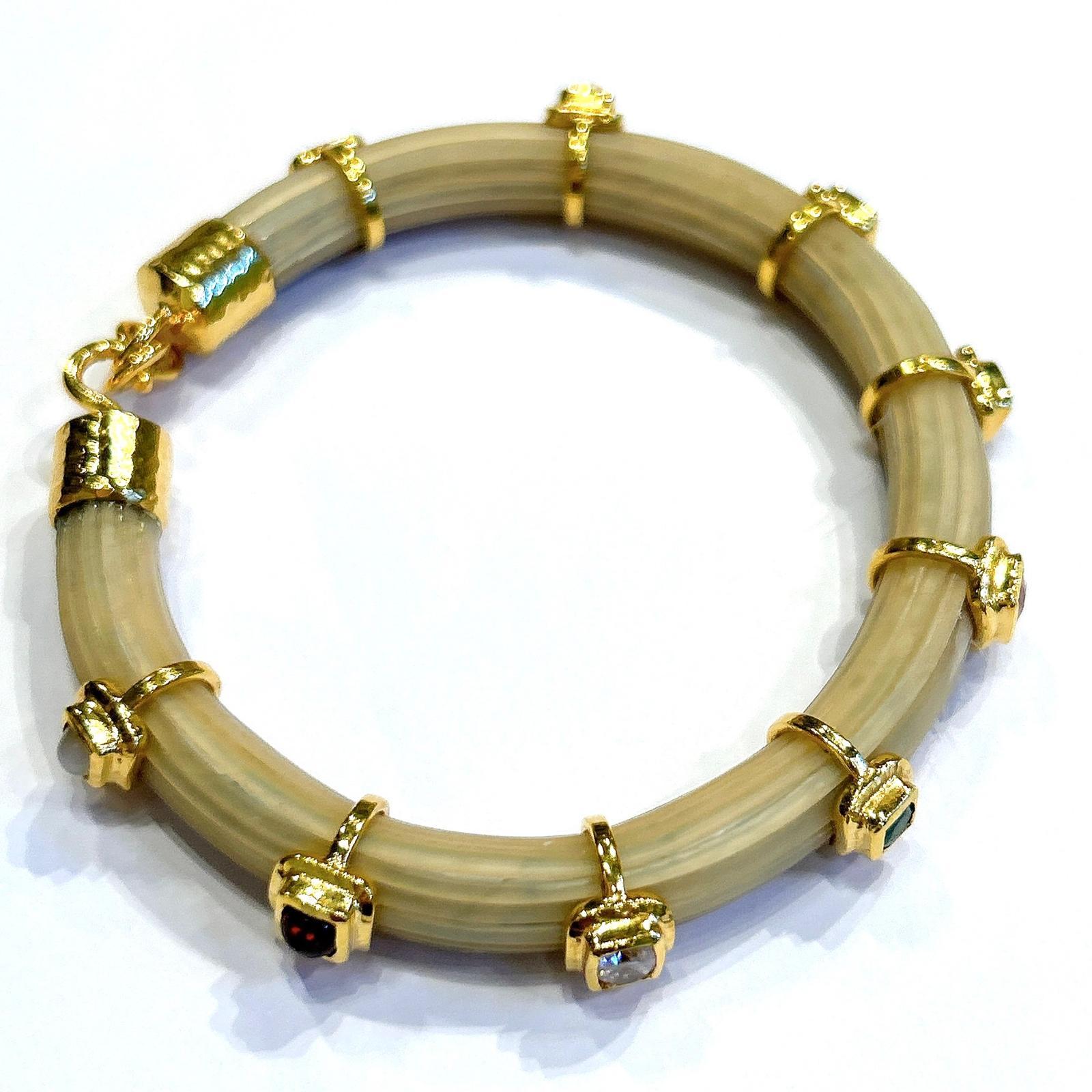 Set di bracciali con rubini e zaffiri multicolore in oro e argento 18 carati di Bochic 