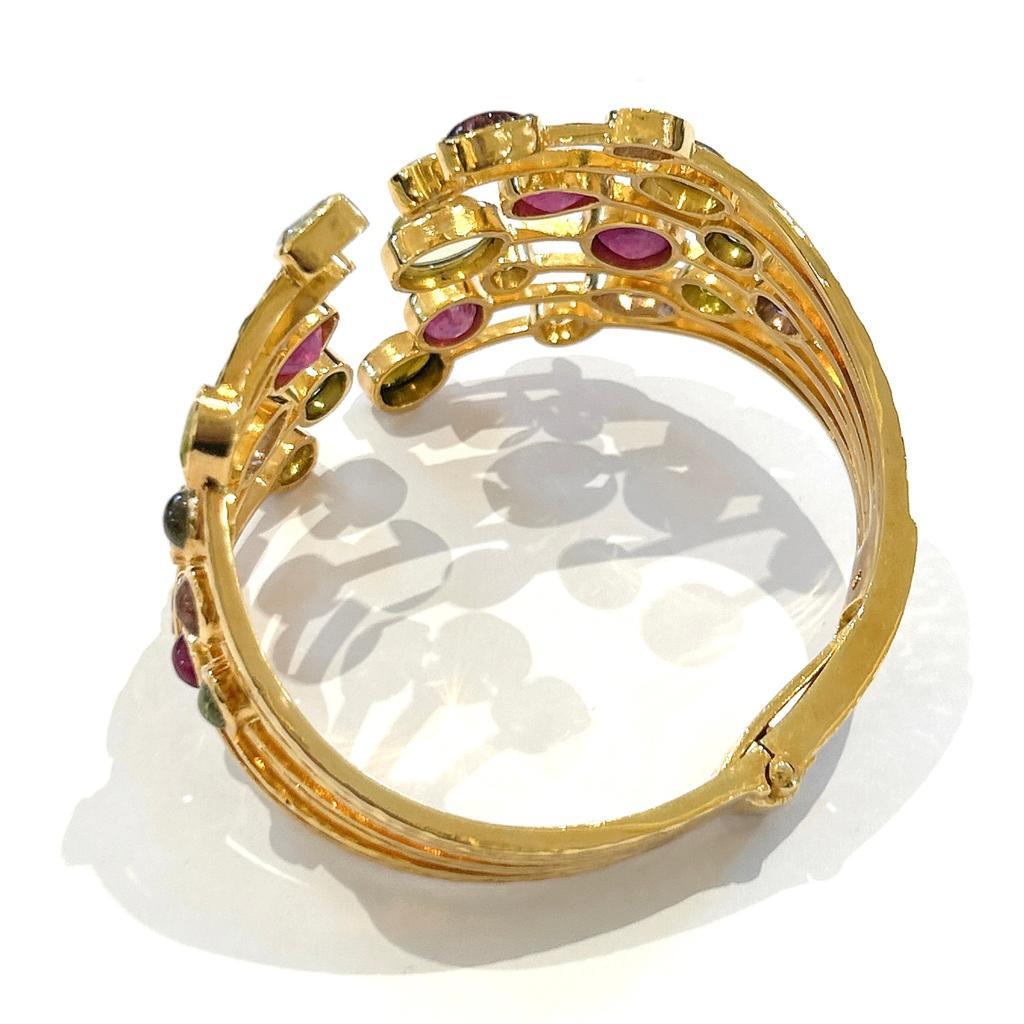 Taille brillant Bochic Capri, manchette en or et argent 18 carats sertie de rubis et de pierres naturelles  en vente