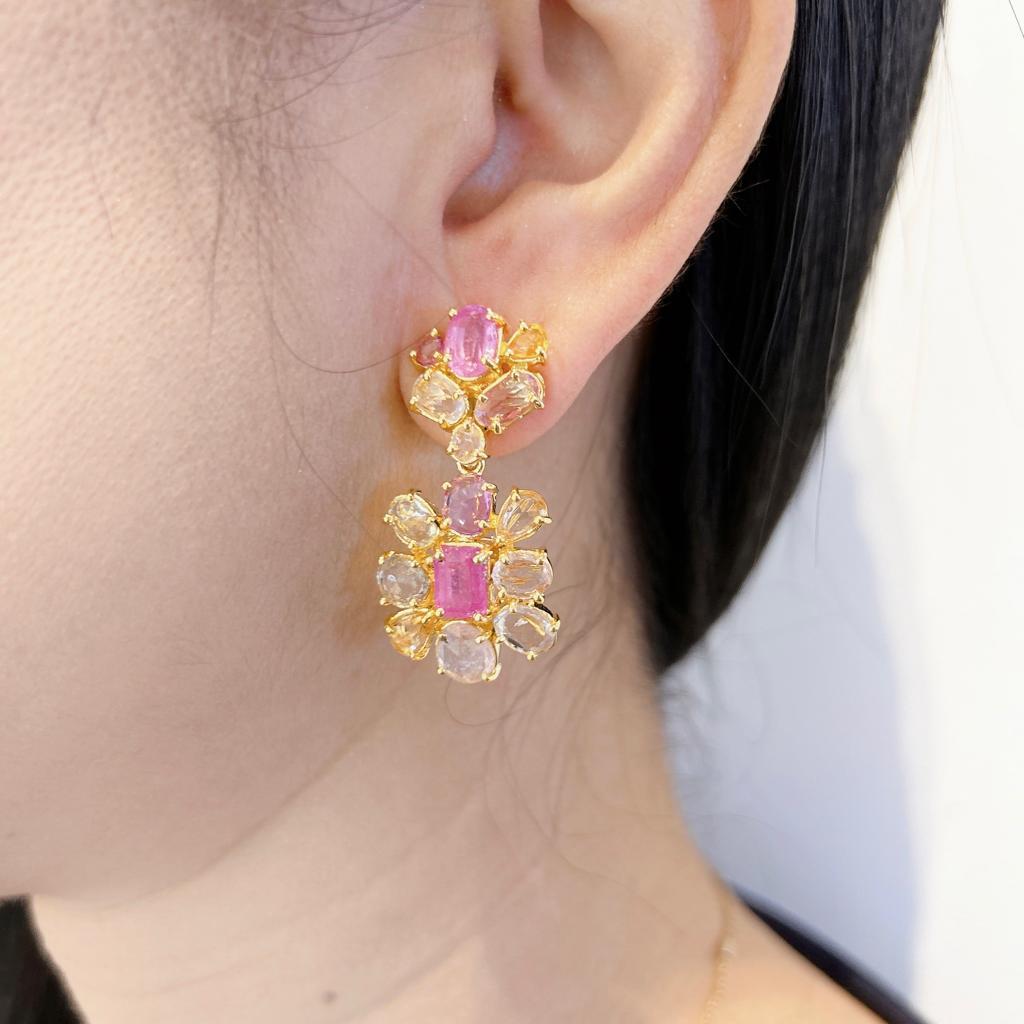 Bochic Boucles d'oreilles Capri en or et argent 18 carats serties de rubis et de saphirs taille rose 
Rubis naturel rouge - 6 carats
Saphirs multicolores taillés en rose - 7,5 carats 
Du Sri Lanka 
Couleurs, doré, bleu clair, violet
Les boucles