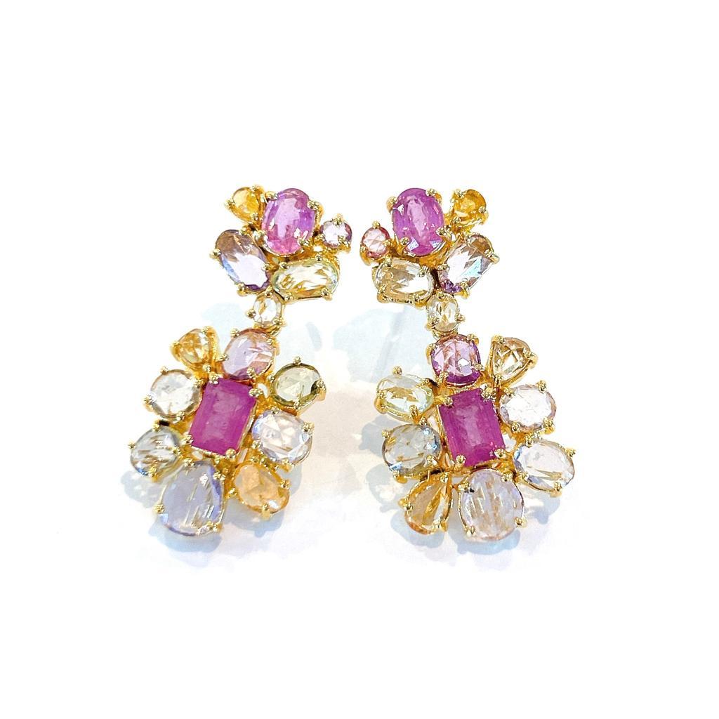Taille rose Bochic Boucles d'oreilles Capri en or et argent 18 carats serties de rubis et de saphirs taille rose en vente