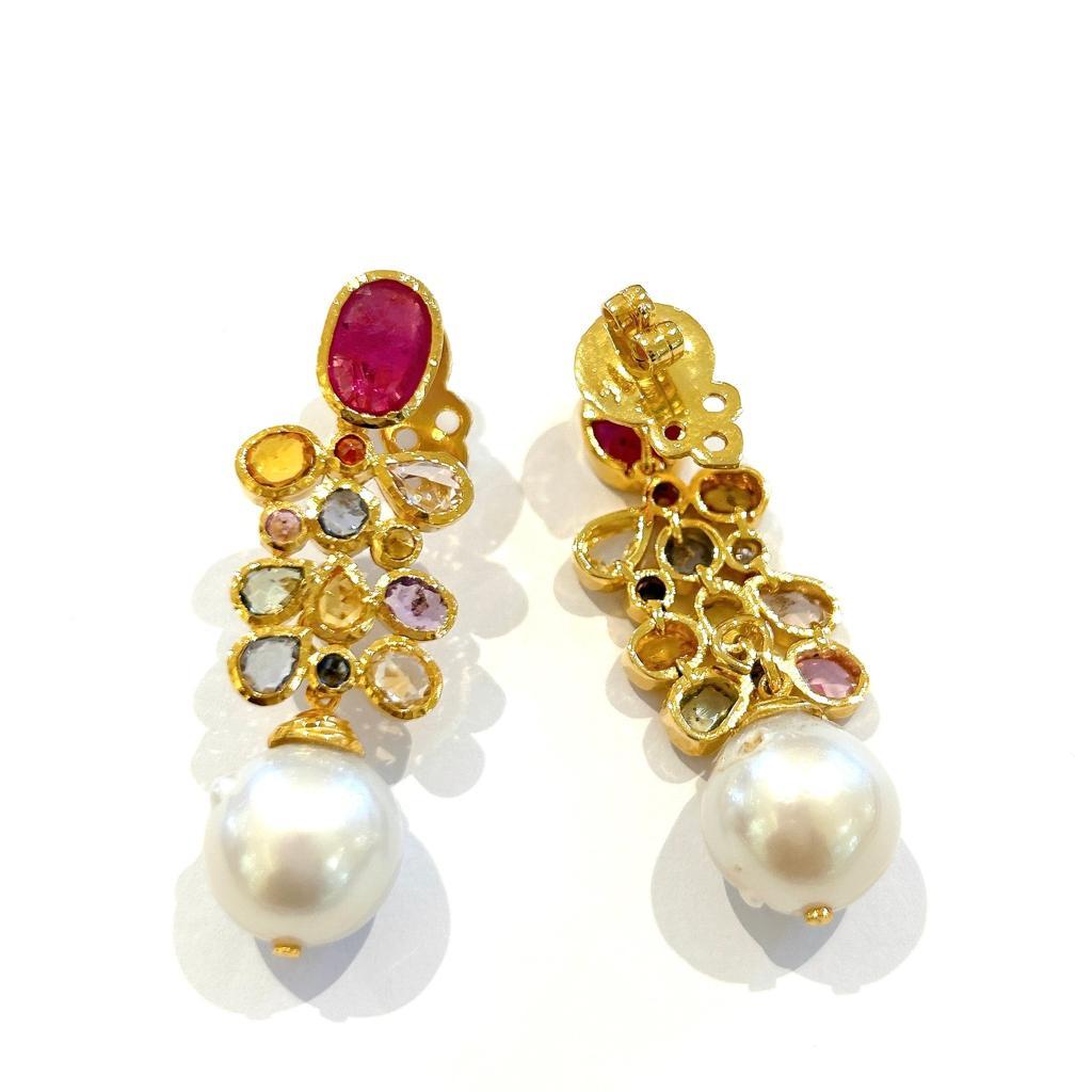 Bochic Capri Rubin, Saphir und Südseeperlen-Ohrringe aus 18 Karat Gold und Silber  (Barock) im Angebot