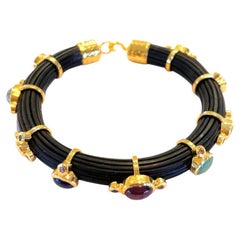 Bracelet jonc Bochic Capri en or et argent 18 carats avec saphirs, rubis et émeraudes 