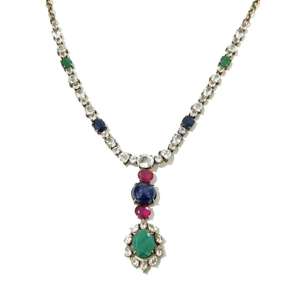 Bochic Capri-Halskette aus 18 Karat Gold und Silber mit Saphiren, Rubinen und Smaragden 

Natürlicher blauer Saphir-Cabochon aus Sri Lanka 
27 Karat 
Natürlicher grüner Smaragd ovale Form aus Sambia 
11 Karat
Natürliche Rubine in ovaler Form aus