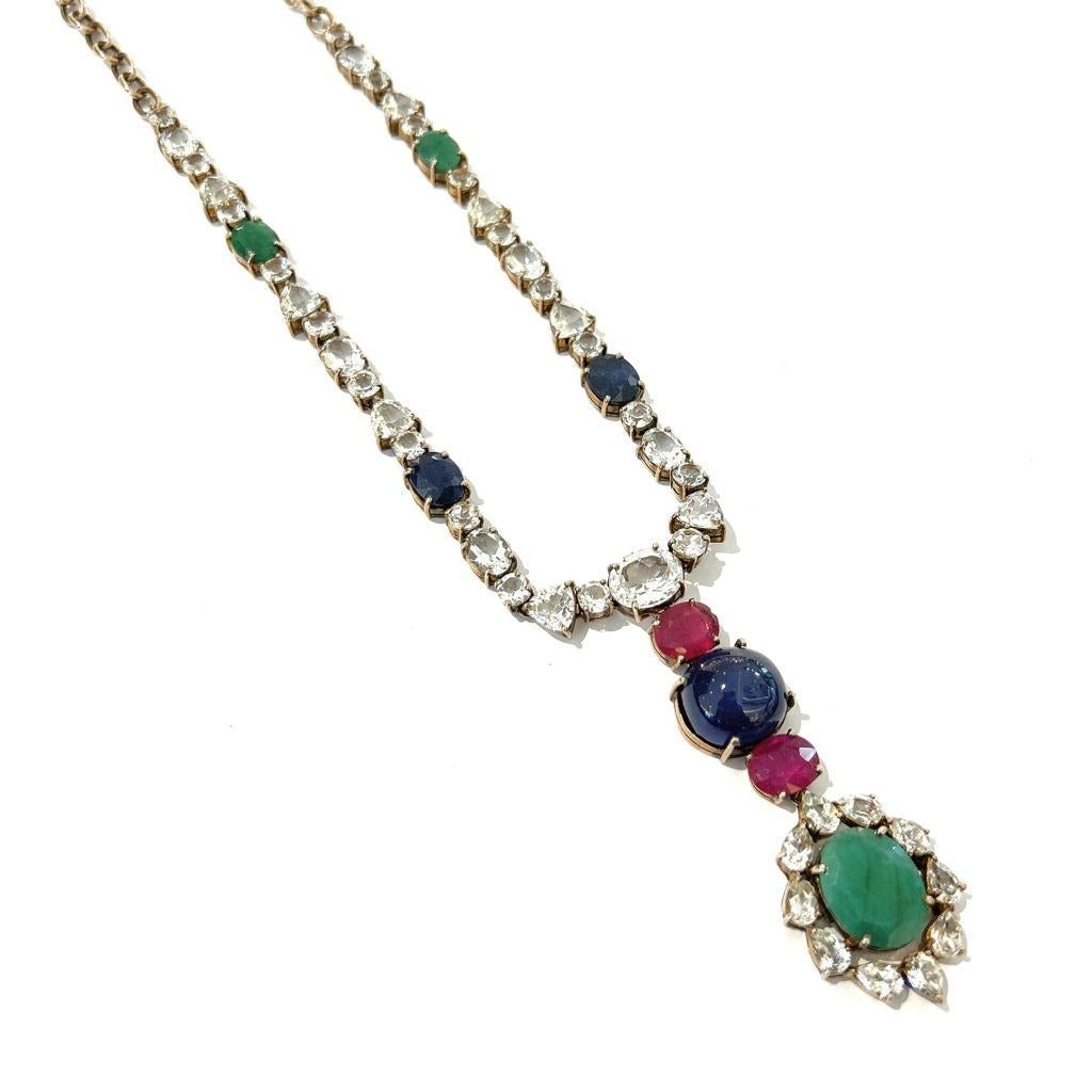 Bochic Capri-Halskette aus 18 Karat Gold und Silber mit Saphiren, Rubinen und Smaragden  (Barock) im Angebot