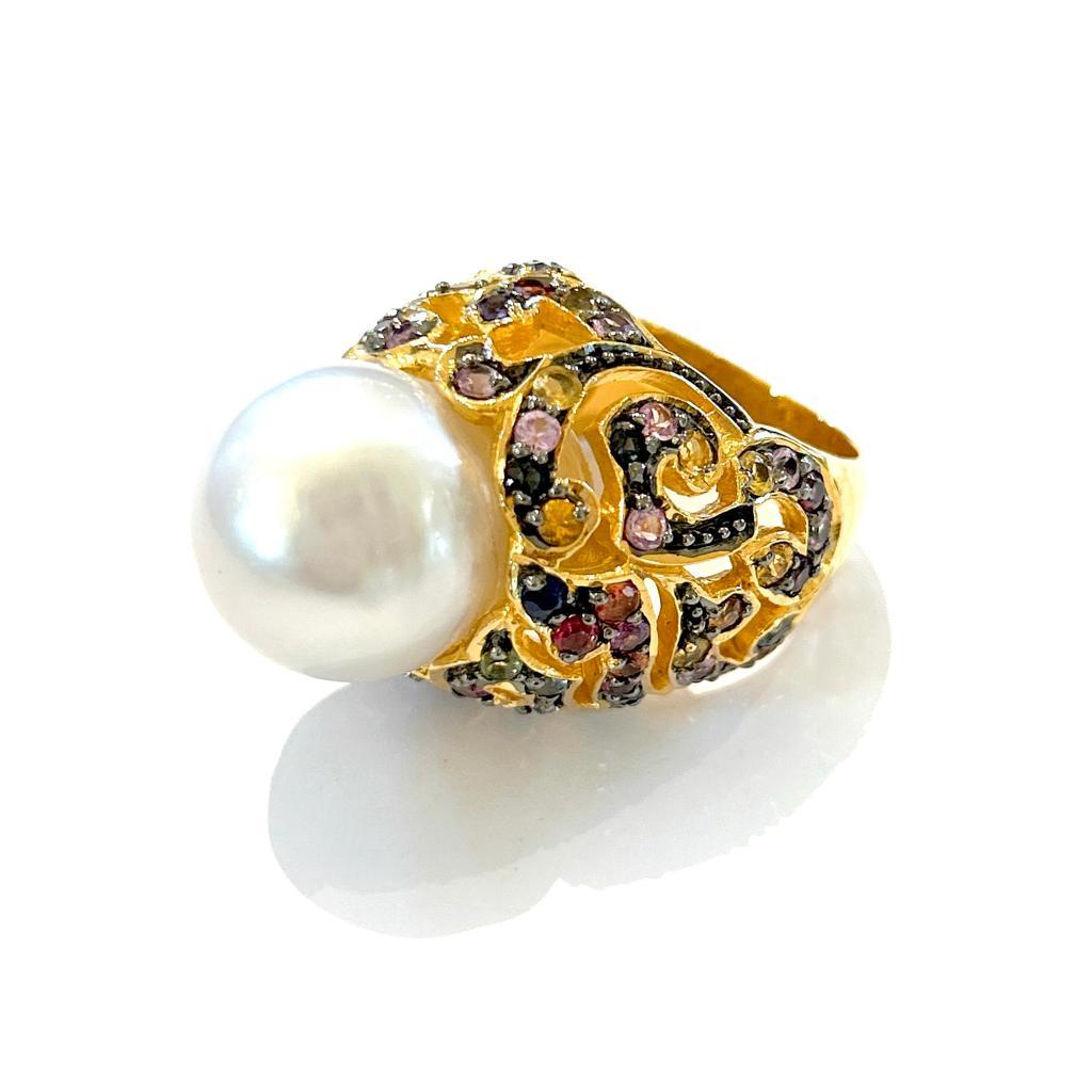 Bochic “Capri” South Sea Pear & Multi Color Sapphires Ring Set 18K Gold & Silver

Multi color sapphires from Sri Lanka - 1.50 Carat 
White South Sea Pear 

This Ring is from the 