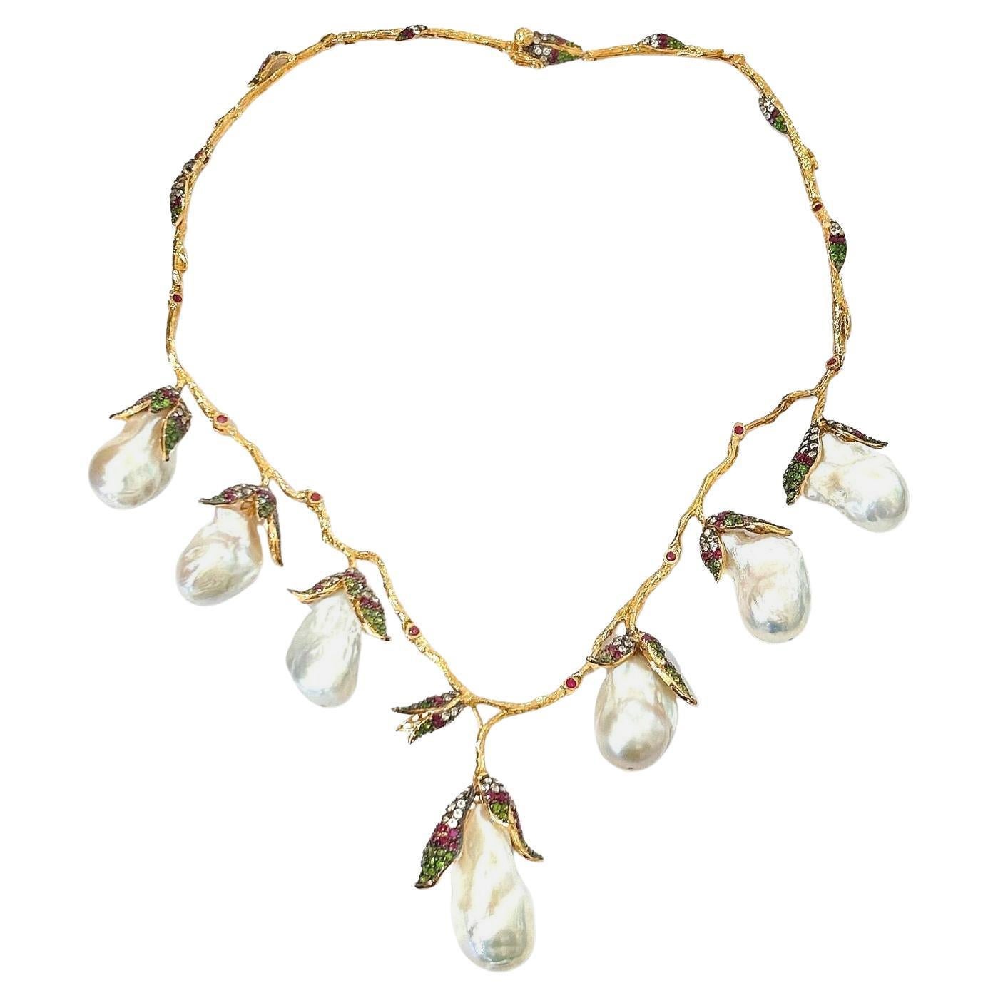 Collar Bochic "Capri" de perlas del mar del Sur, rubíes y multigemas, en plata y 18 quilates en venta