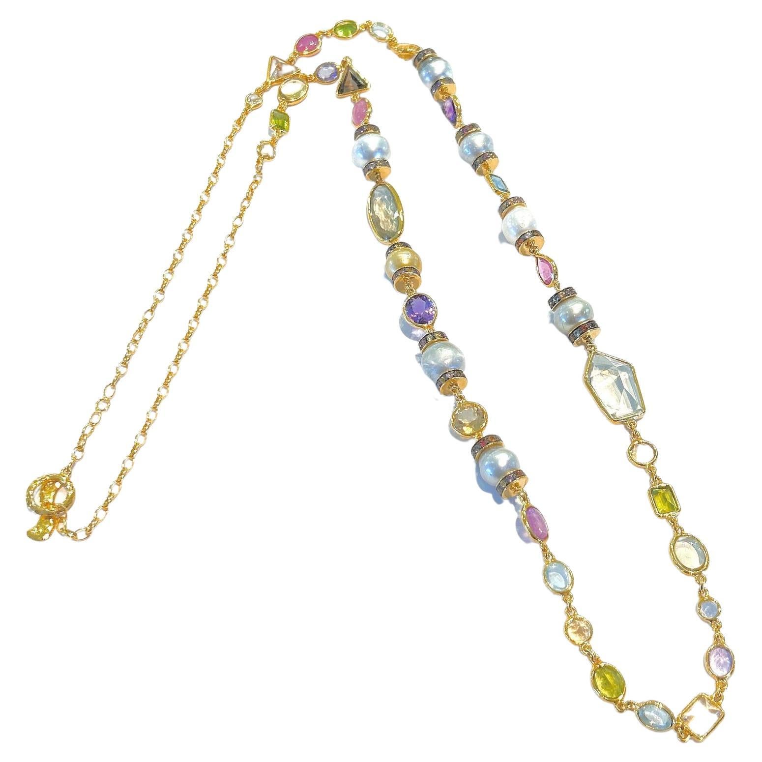 Bochic Capri-Halskette aus 18 Karat Gold und Silber mit Südseeperlen, Saphiren und Rubinen
Weiße Südsee-Barockperlen 
Natürliche Fancy Farbe Saphiren aus Sri Lanka - 8 Karat 
Natürliche rote Rubine - 12 Karat 
Mix Natürliche Edelsteine - 69 Karat